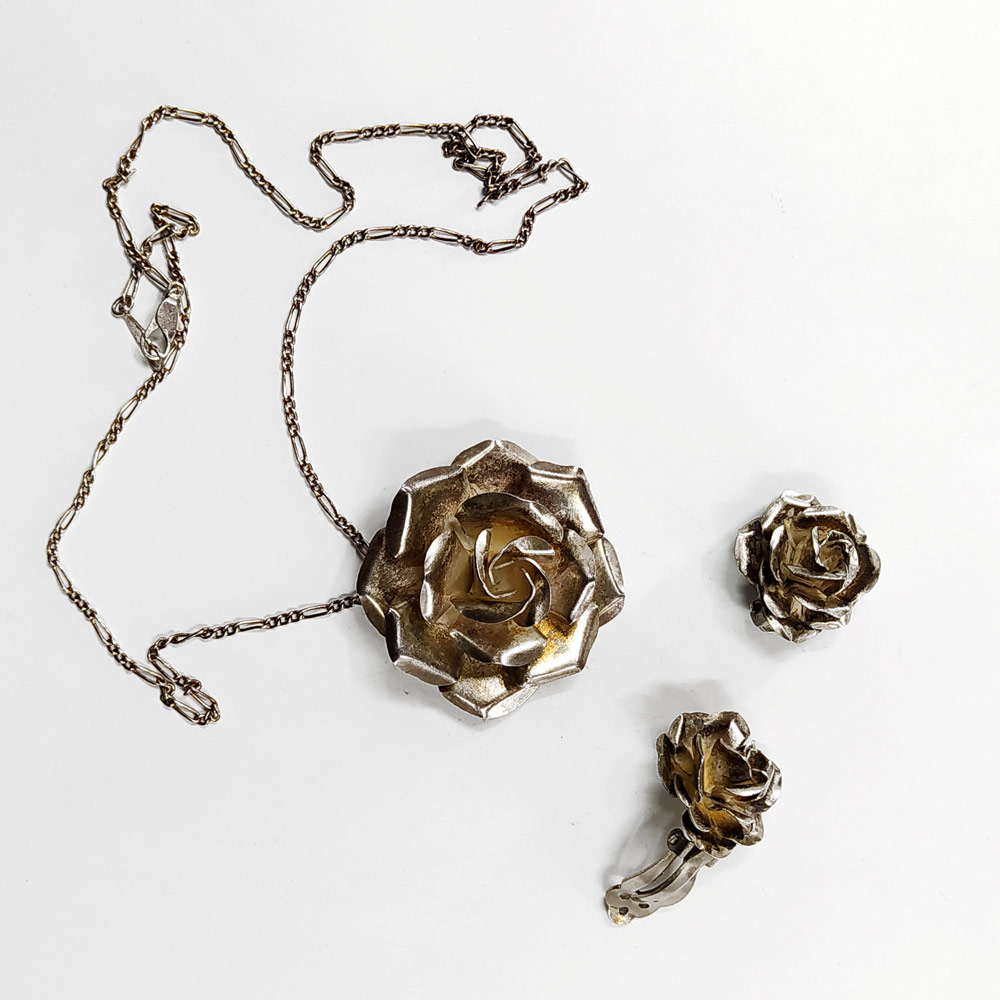 Sada stříbrných šperků s motivem růže, přívěsek (brož) s řetízkem a náušnice, Mexiko