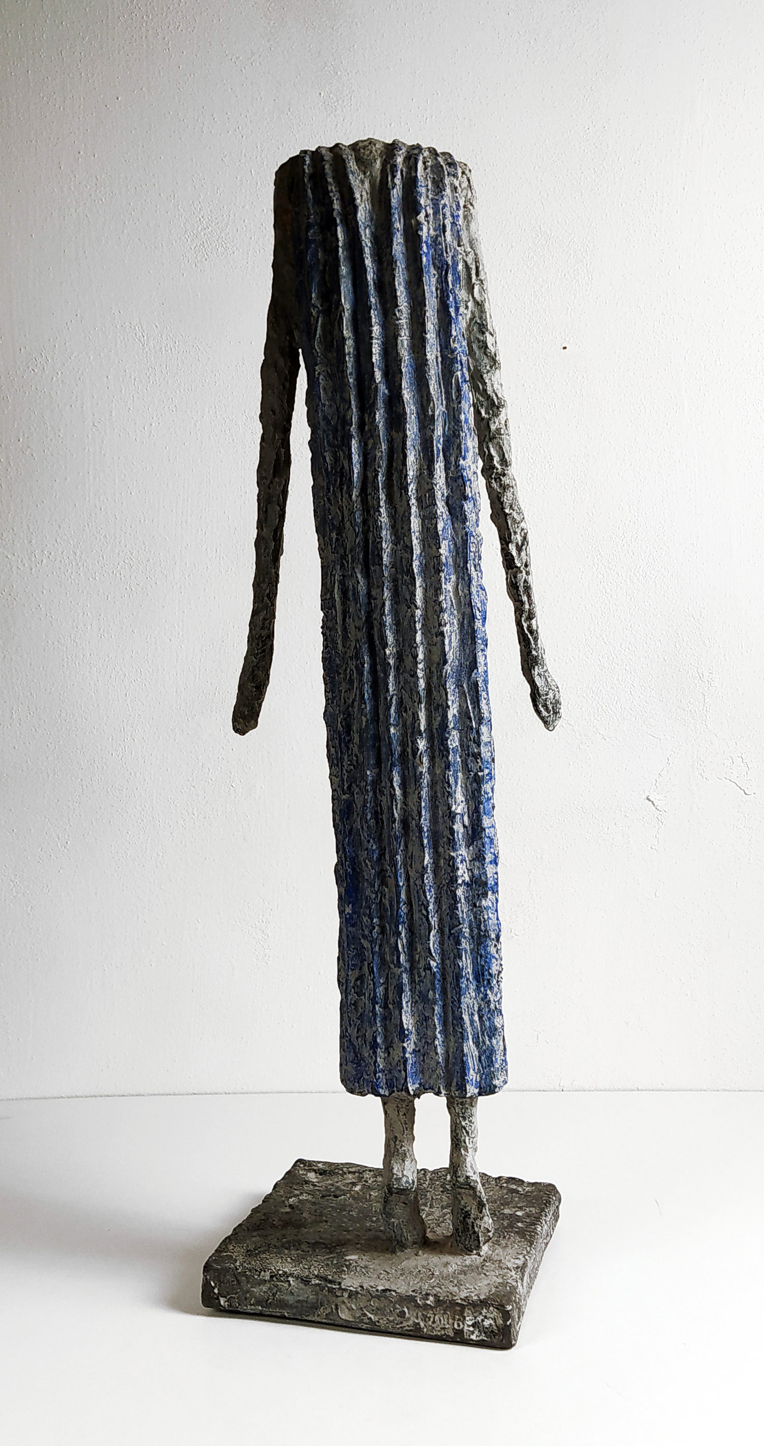 Zoubek Olbram – Žena v prázdnu, olověná socha, výška 53,3 cm, 1990