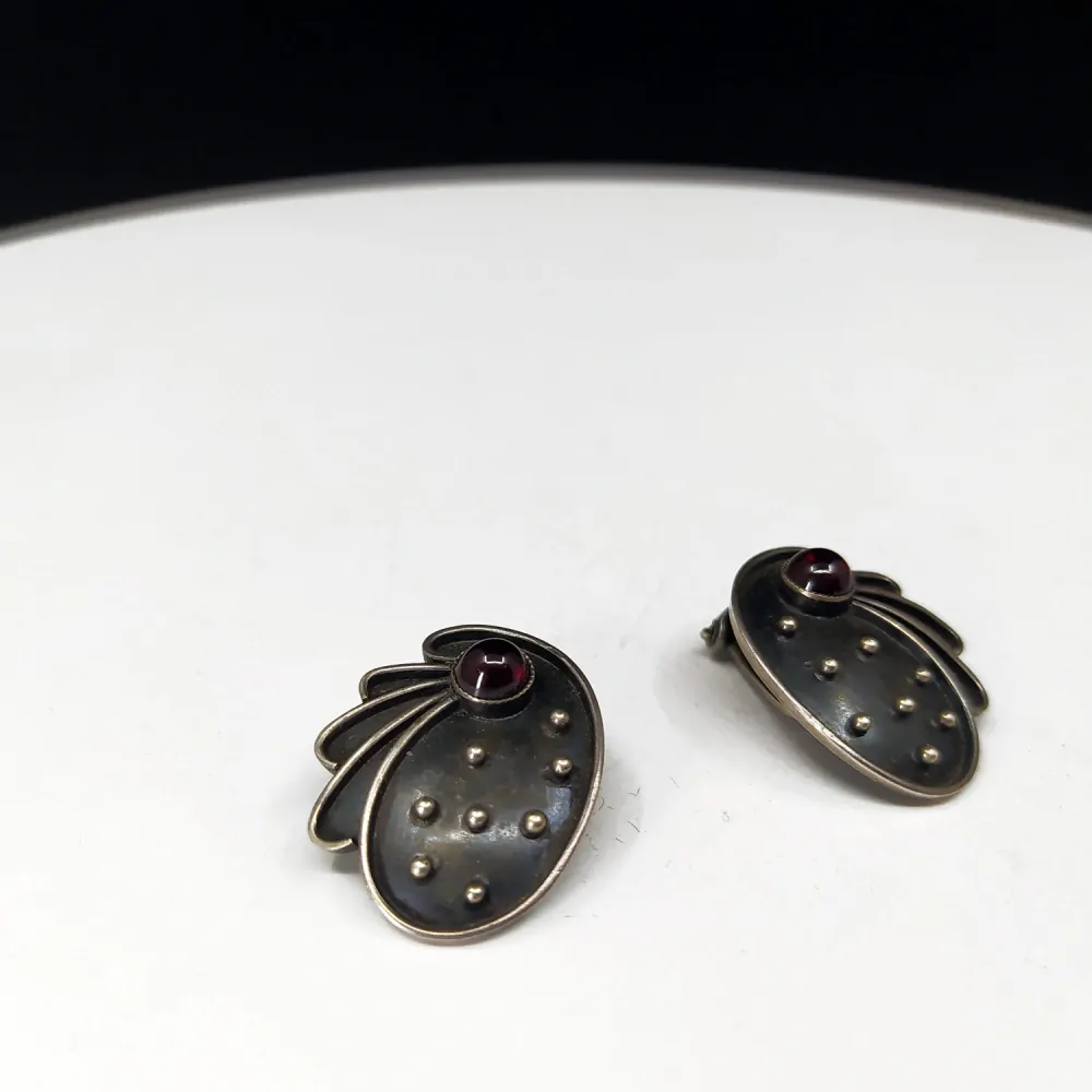 Stříbrné náušnice osazené granáty – klips