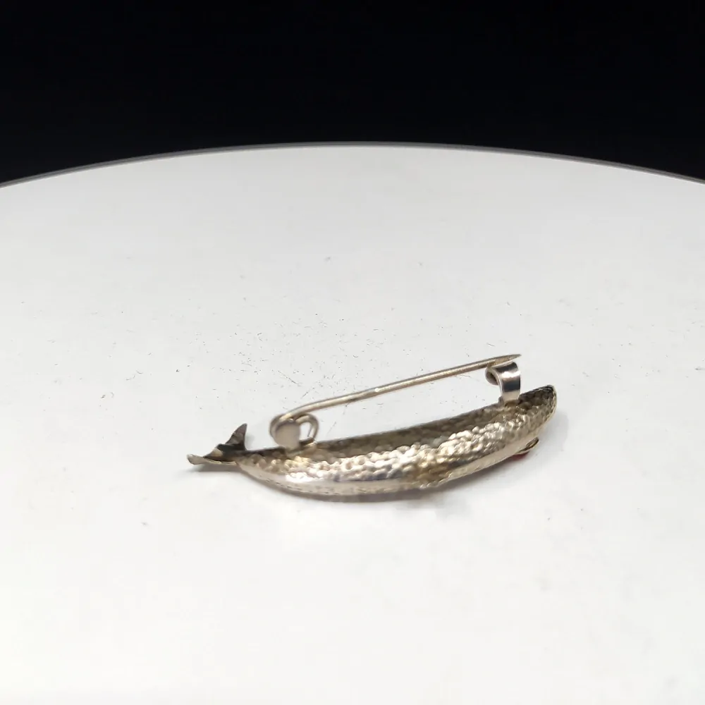 Stříbrná brož tepaná – pstruh s oranžovým okem