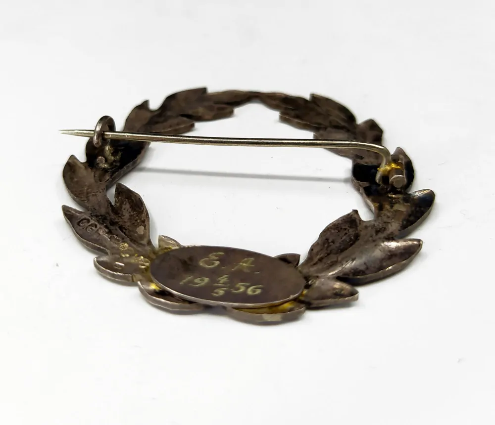 Stříbrná brož tepaná – vavřínový věnec