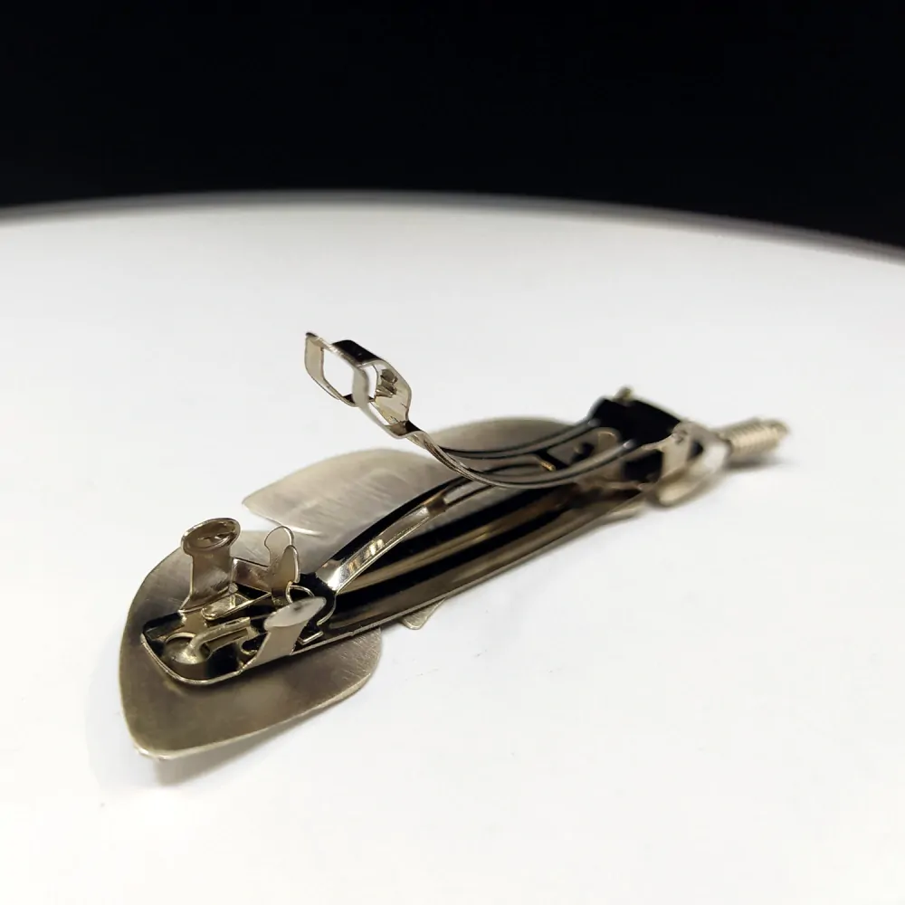 Stříbrná spona do vlasů, Billy Long Sterling, vychází z tradic indiánů Navahů