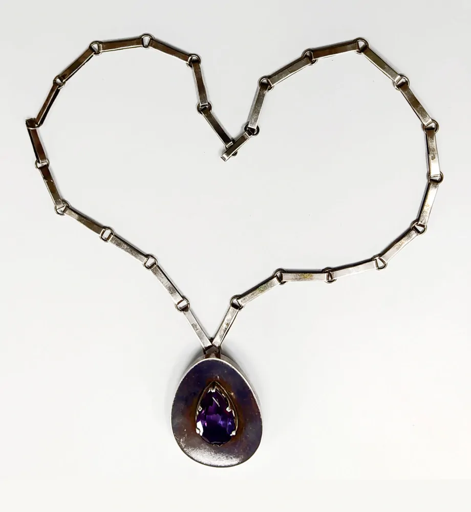 Stříbrný náhrdelník s  přívěskem (brož) se syntetickým ametystem – Los Ballesteros