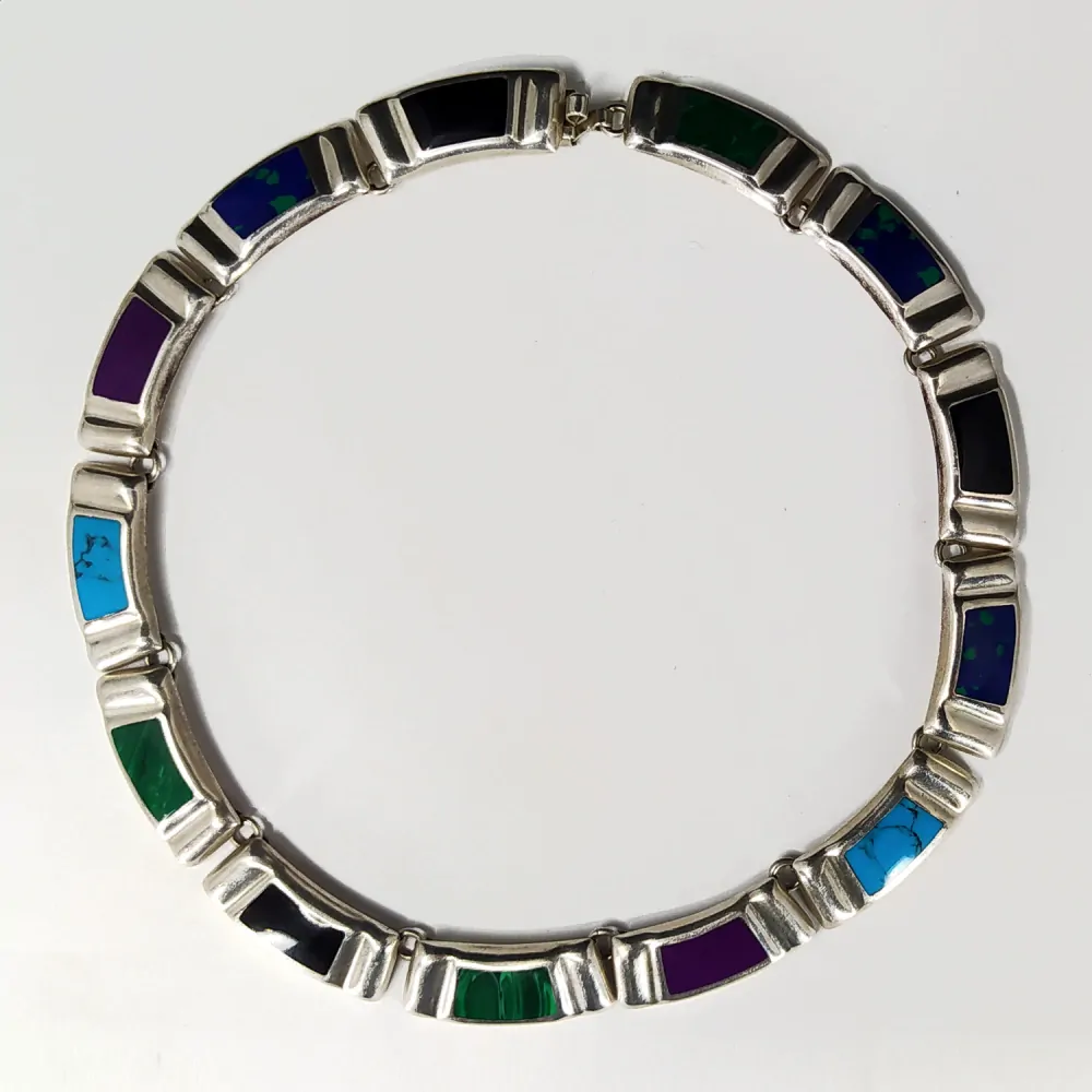 Stříbrný článkový náhrdelník s onyxem, tyrkysem, malachitem, azuritem a fialovým kamenem – Mexico