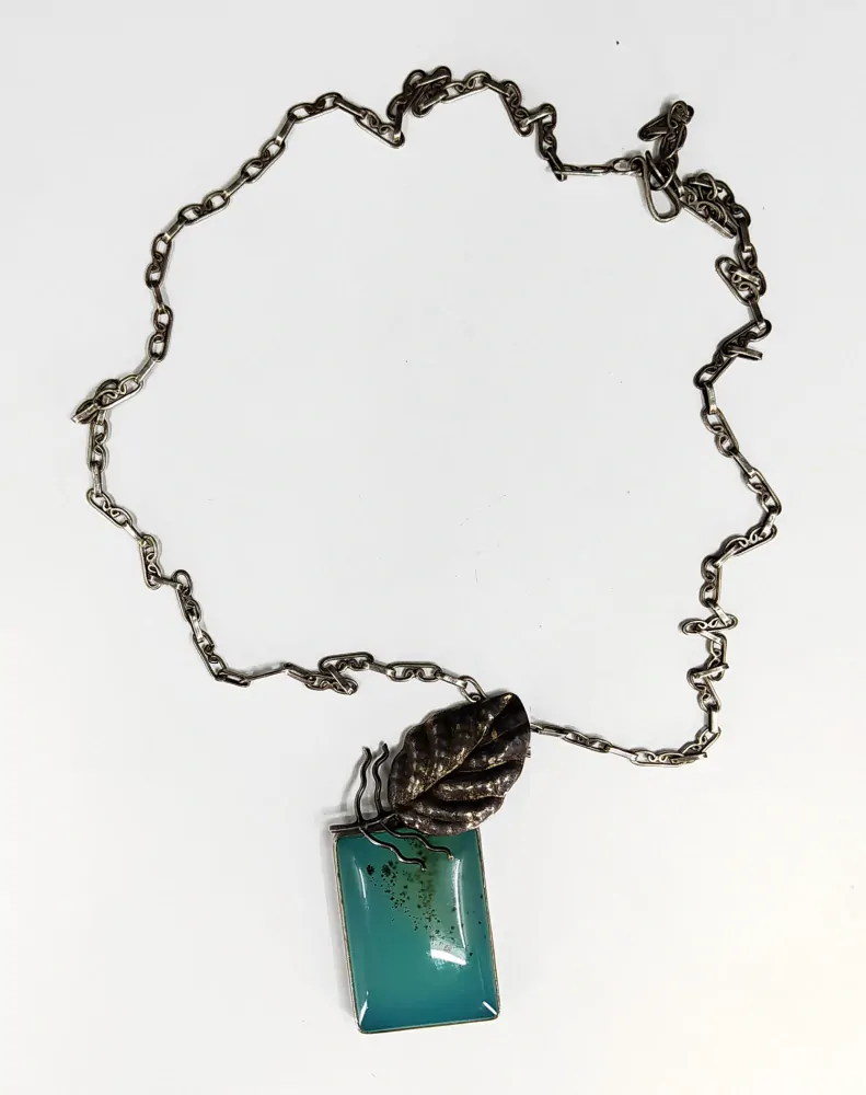 Kinetický stříbrný přívěsek s achátem s rostlinným motivem na řetízku