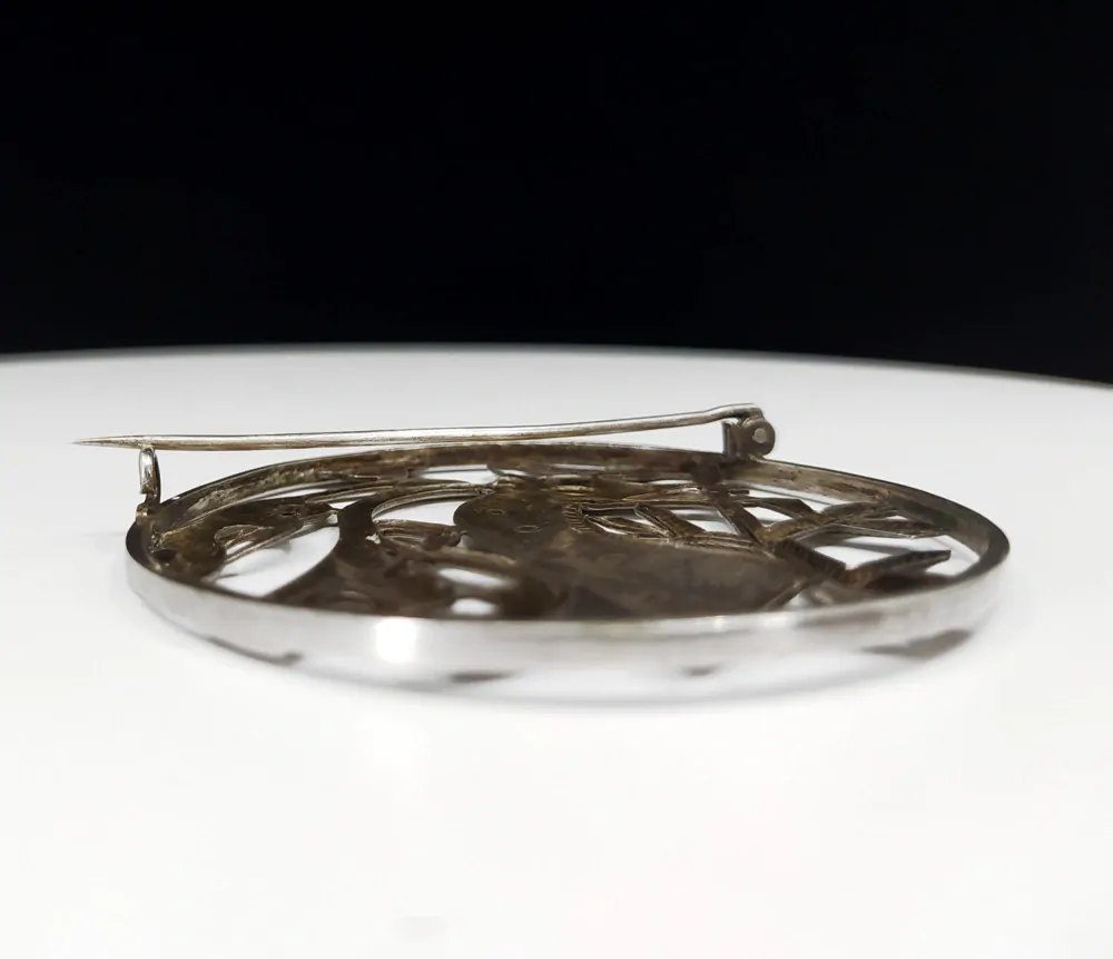 Stříbrná prořezávaná brož se stylizovaným jelenem ve stylu Art deca