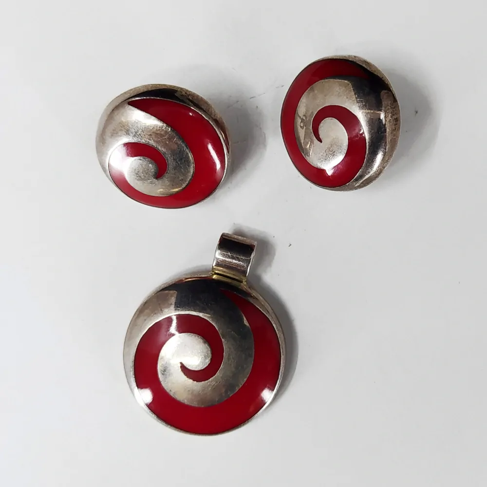 Stříbrná souprava se vsazeným červeným kamenem - náušnice a přívěsek