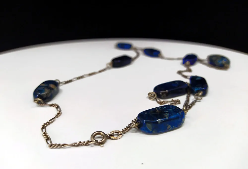 Stříbrný náhrdelník se skleněnou imitací přírodních kamenů