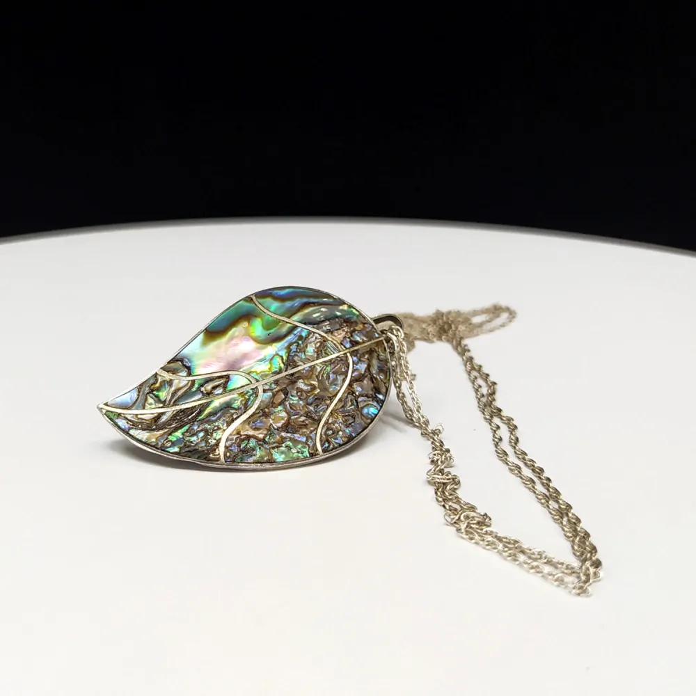 Stříbrný přívěsek s perletí ve tvaru listu s řetízkem – Mexiko