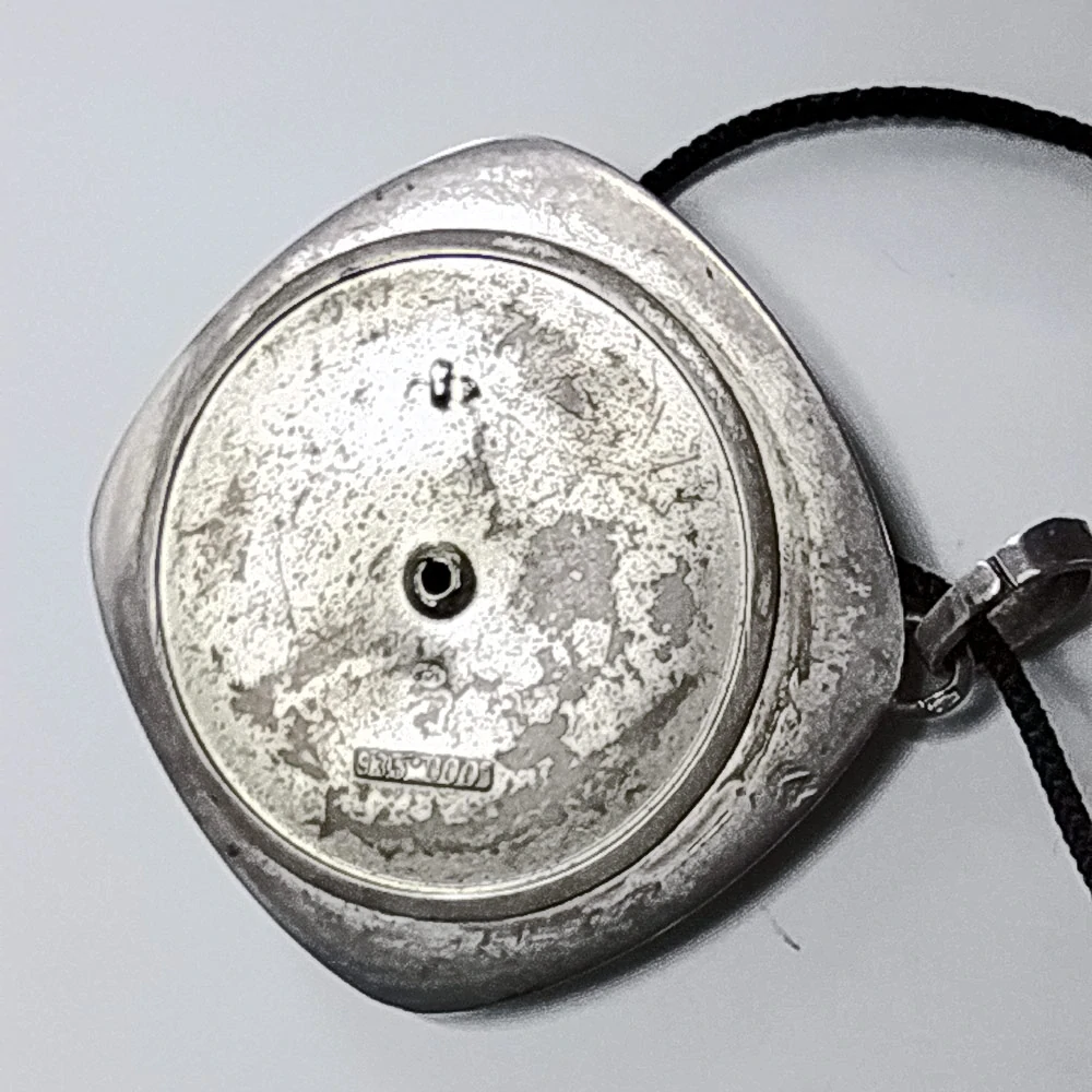 Stříbrný přívěšek se smaltem na textilním závěsu