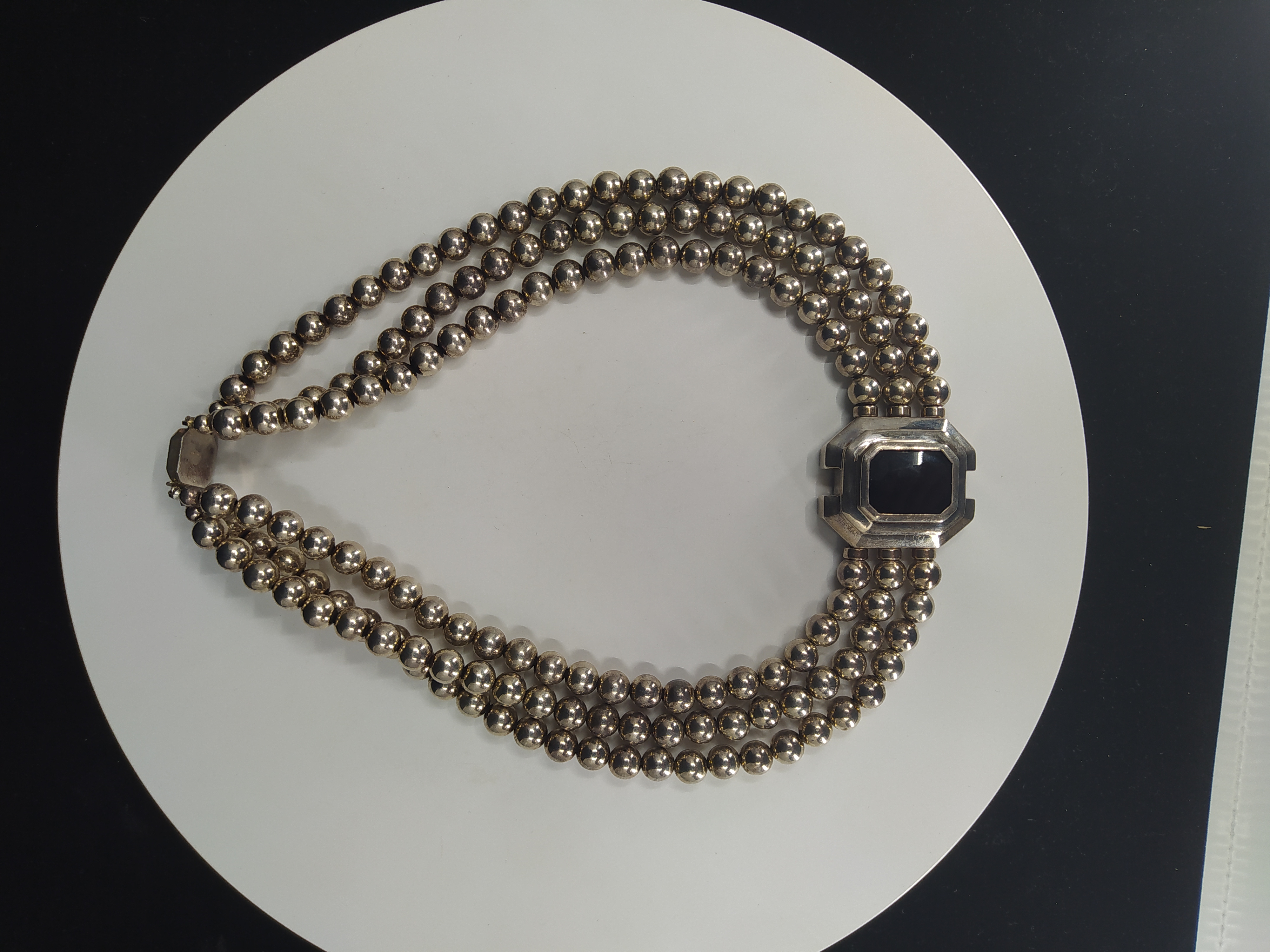 Výrazný stříbrný trojřadý náhrdelník s kamenem, Evropa