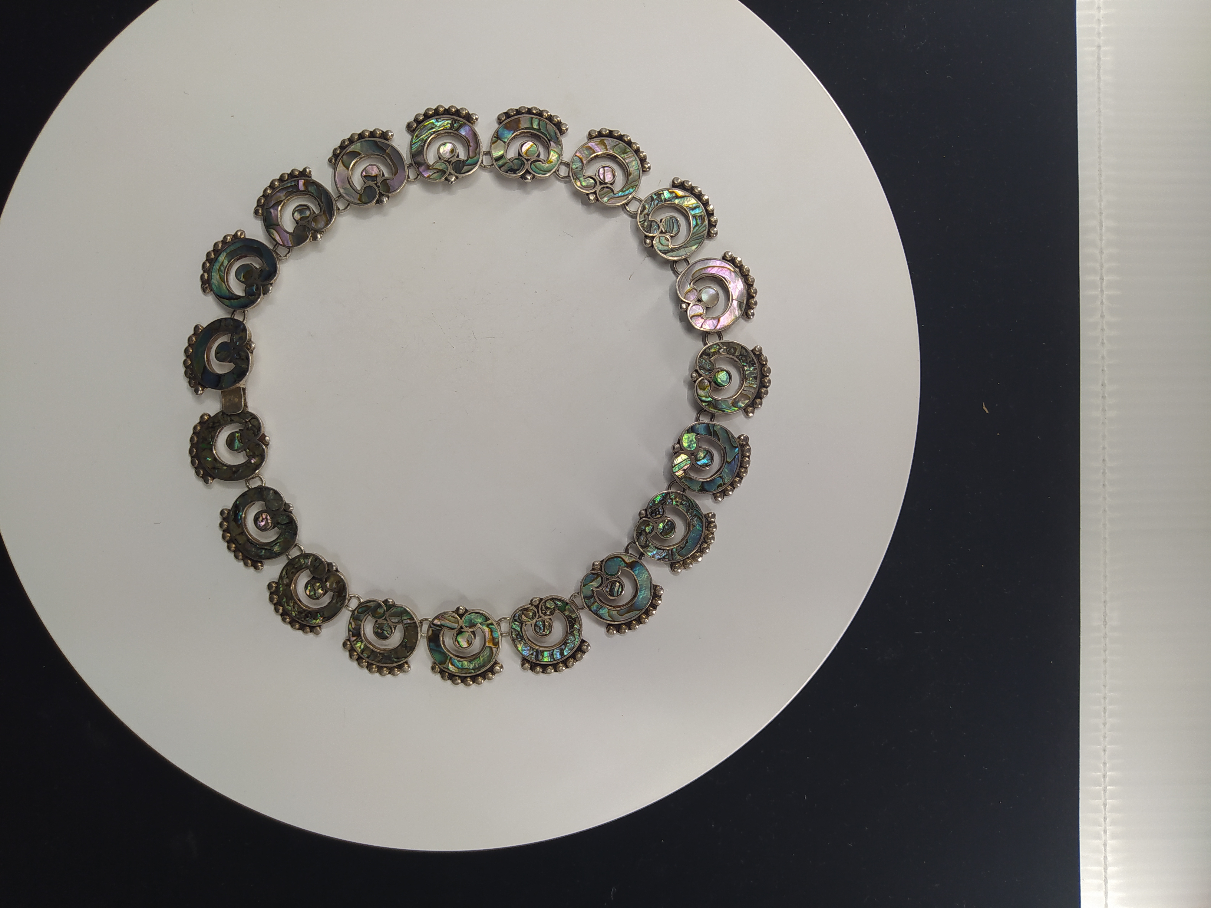 Stříbrný článkový náhrdelník s perletí, motiv granátového jablka, Taxco, Mexiko