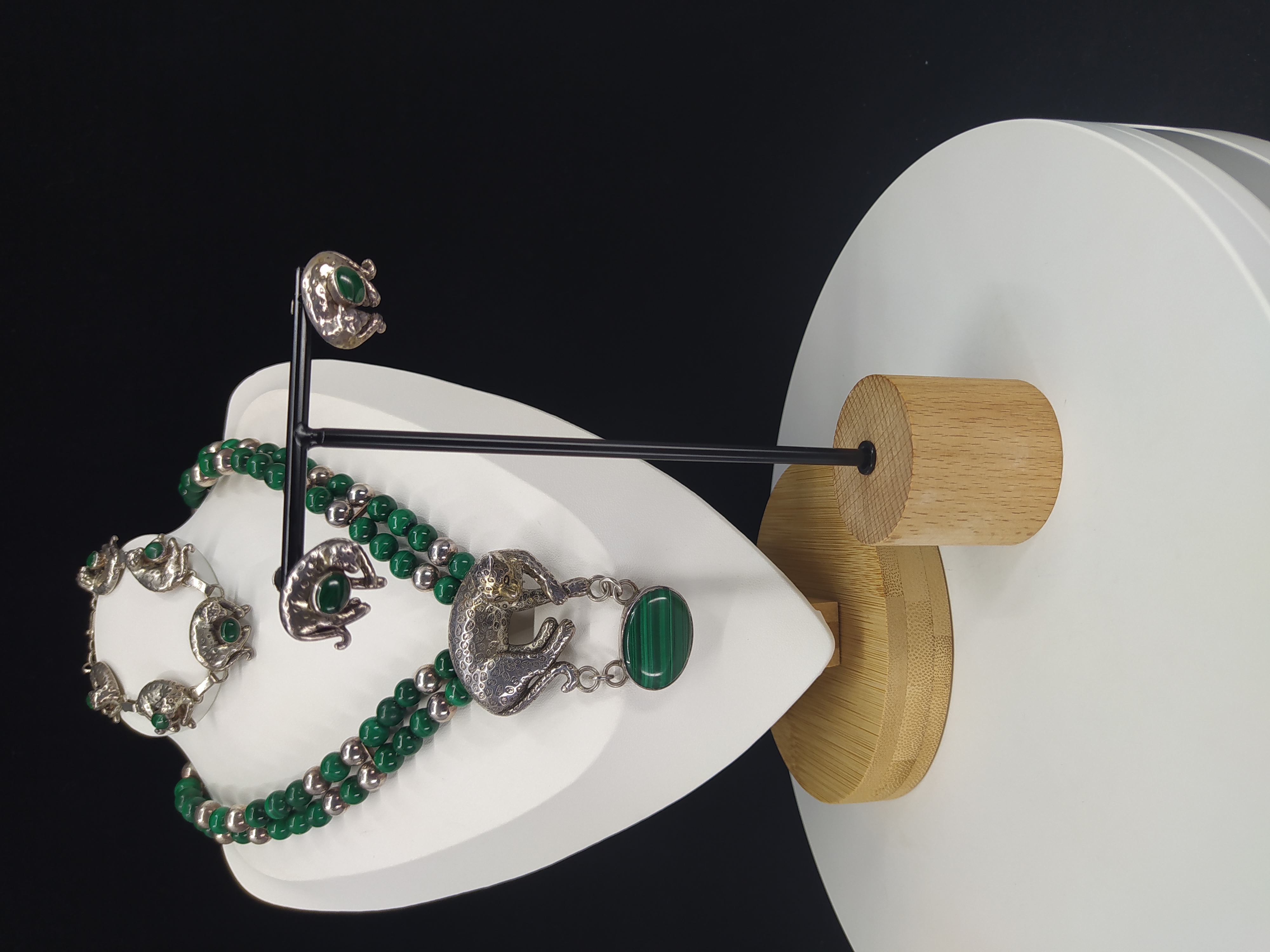 Stříbrný náhrdelník, náramek a náušnice s malachity s motivem Leoparda, Evropa