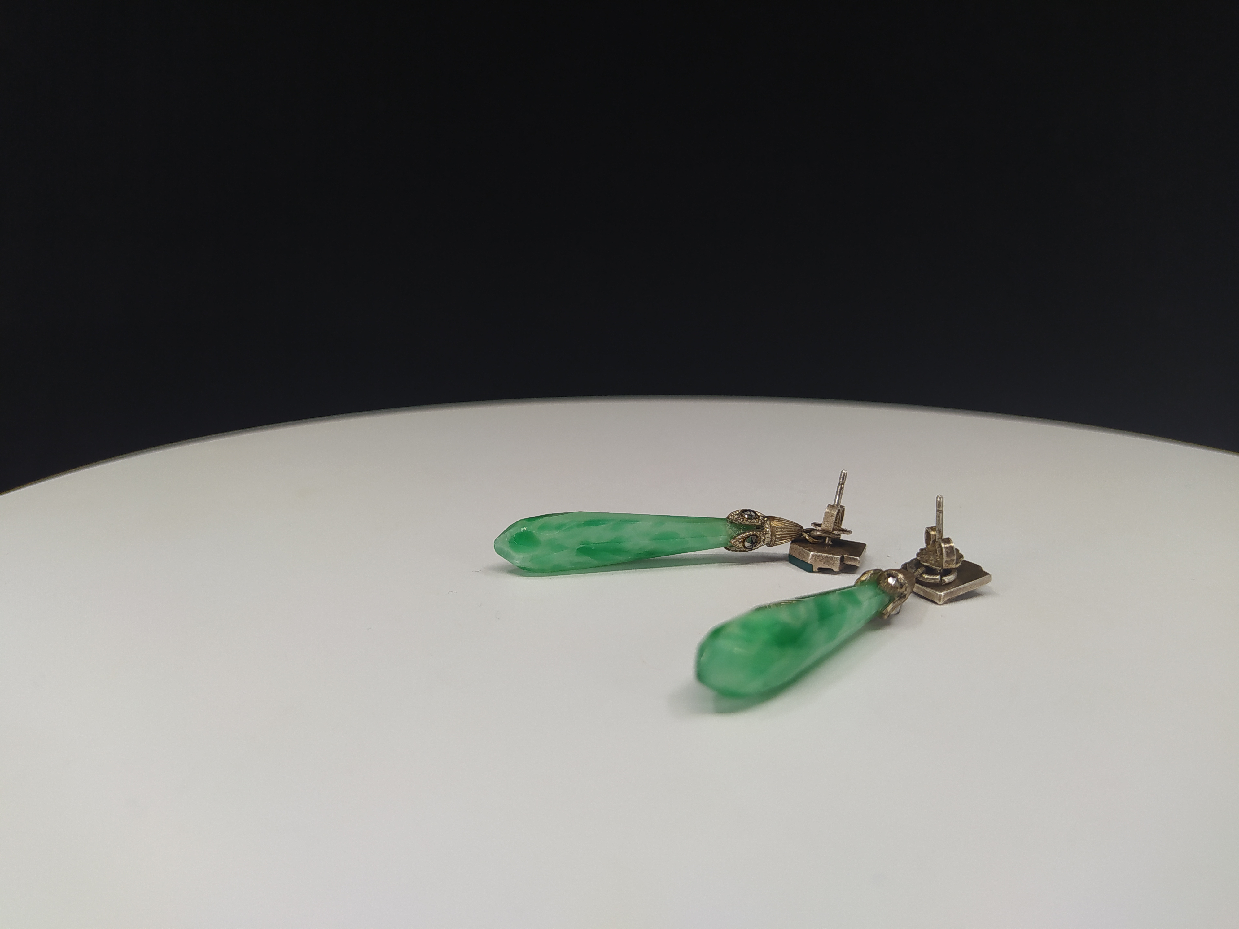 Stříbrné visací náušnice se zeleným kamenem, Německo