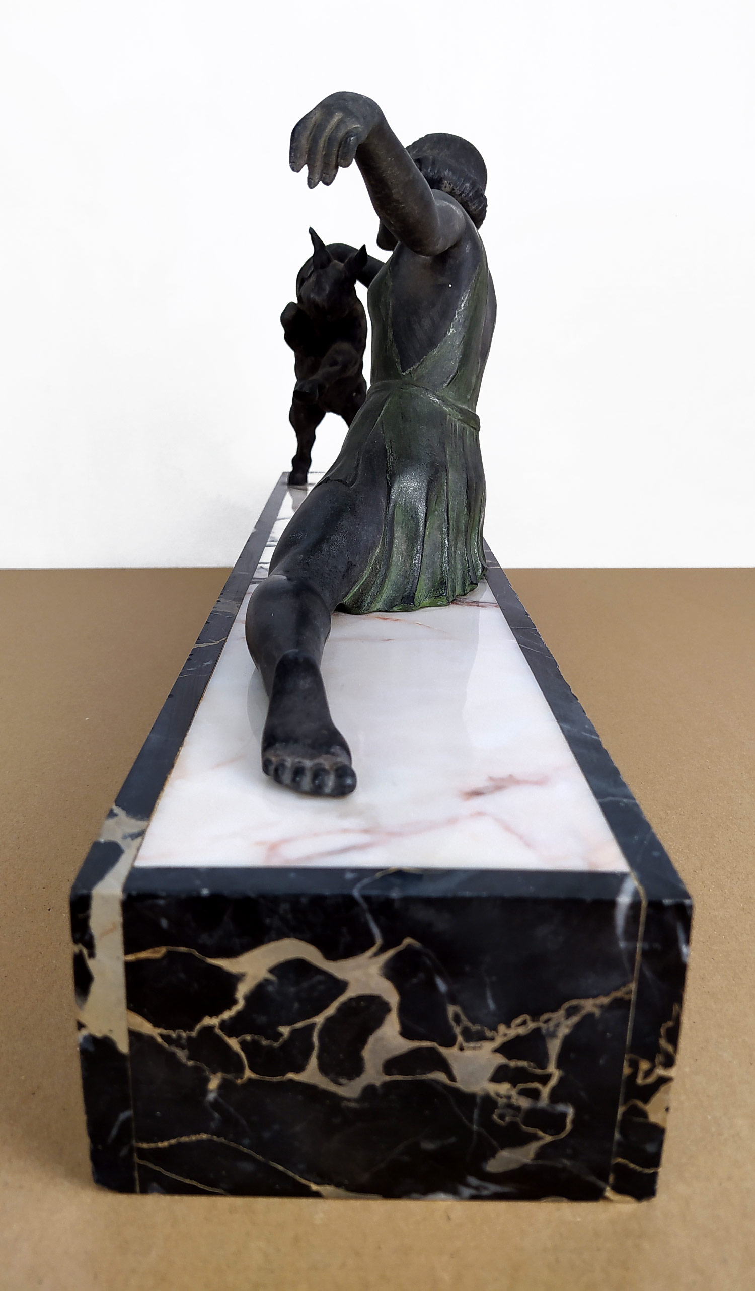 Limousin Jacques – Art deco, Dívka s kůzletem, patinovaný bronz na mramorovém podstavci, ca 1920