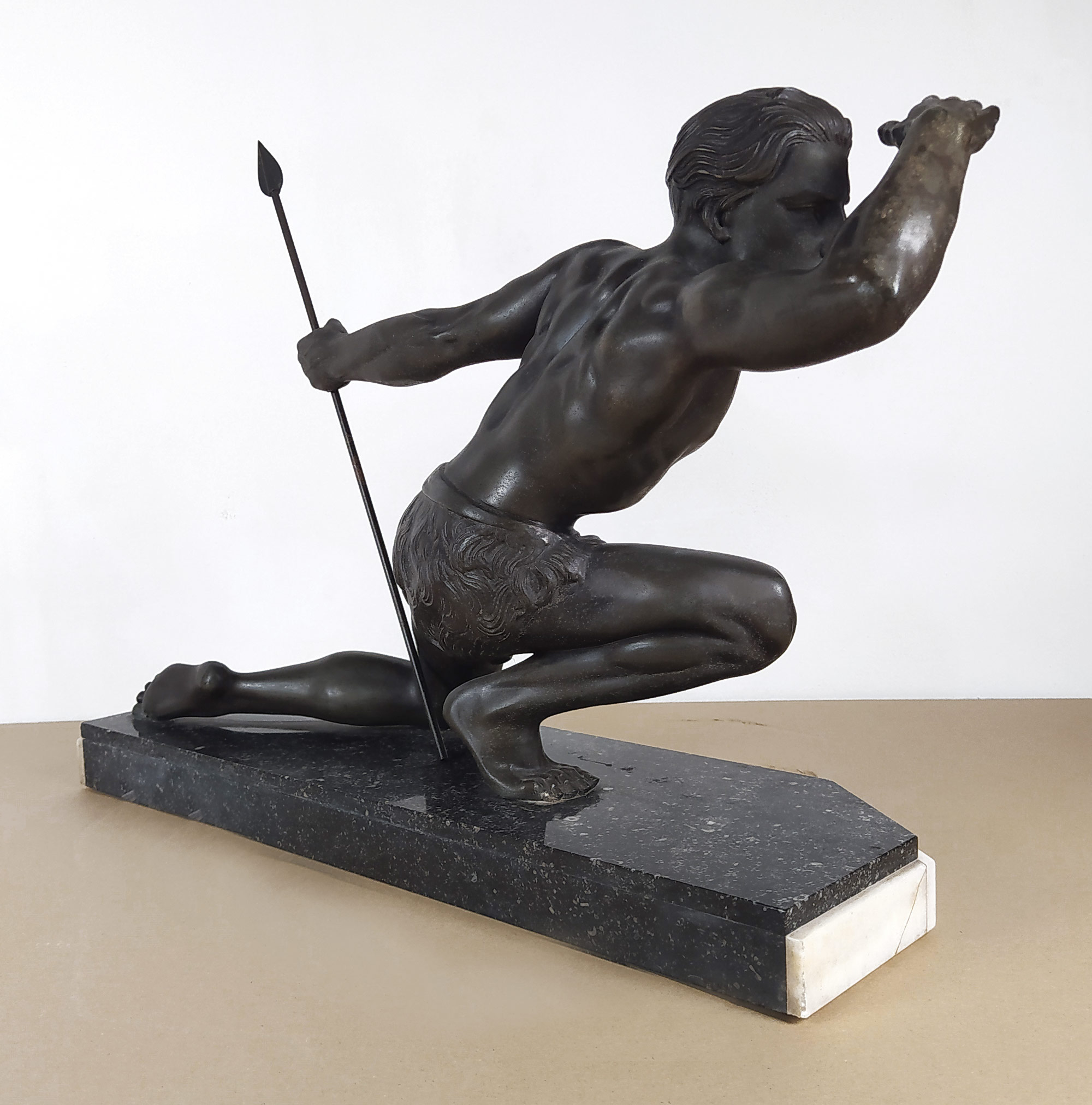 Roncourt Jean de – Lovec, bronzová socha na mramorovém podstavci, ca 1930