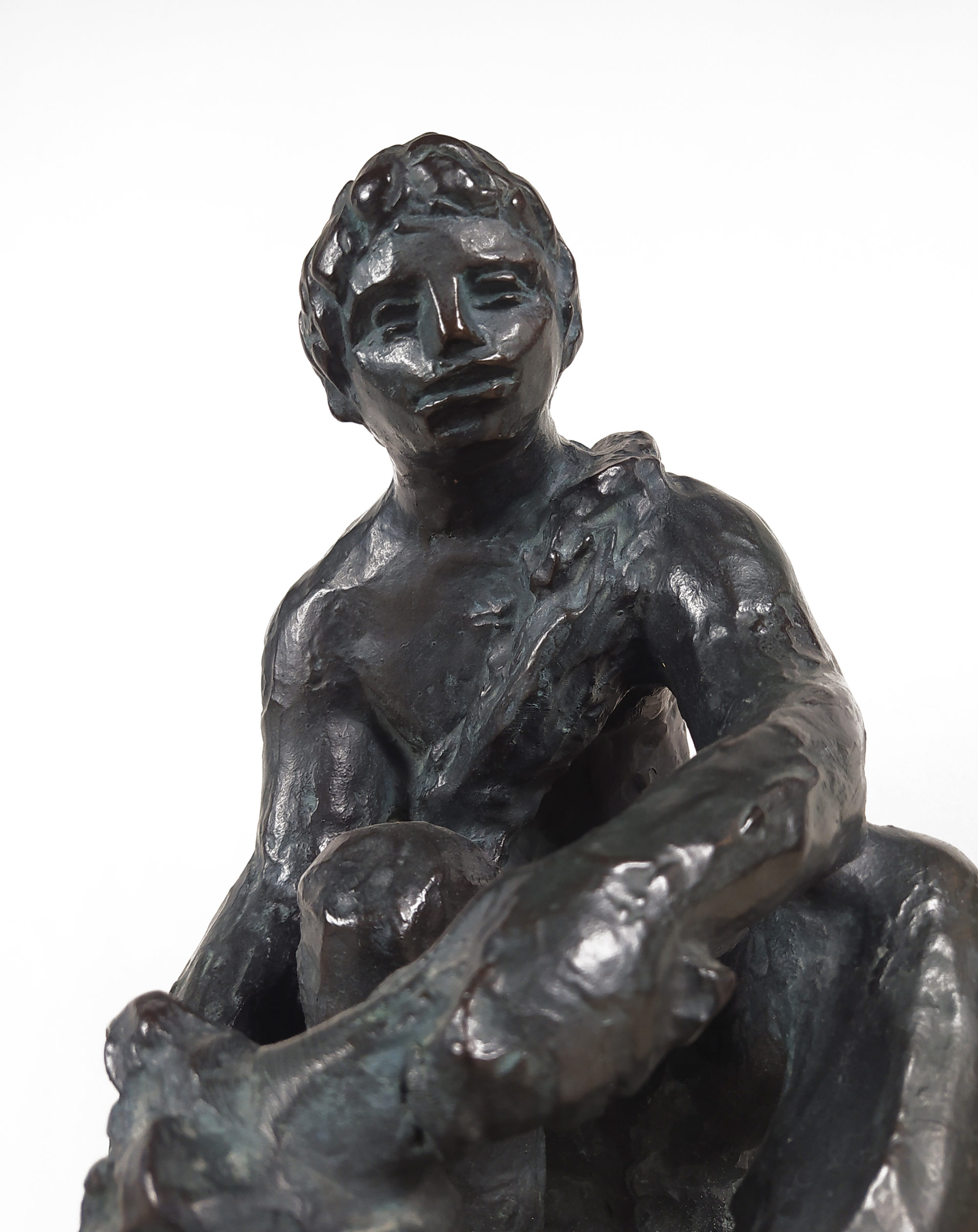 Renoir Pierre-Auguste & Guino Richard – Le Petit Forgeron (1916), patinovaná sádra, pozdější odlitek, 1958–1960