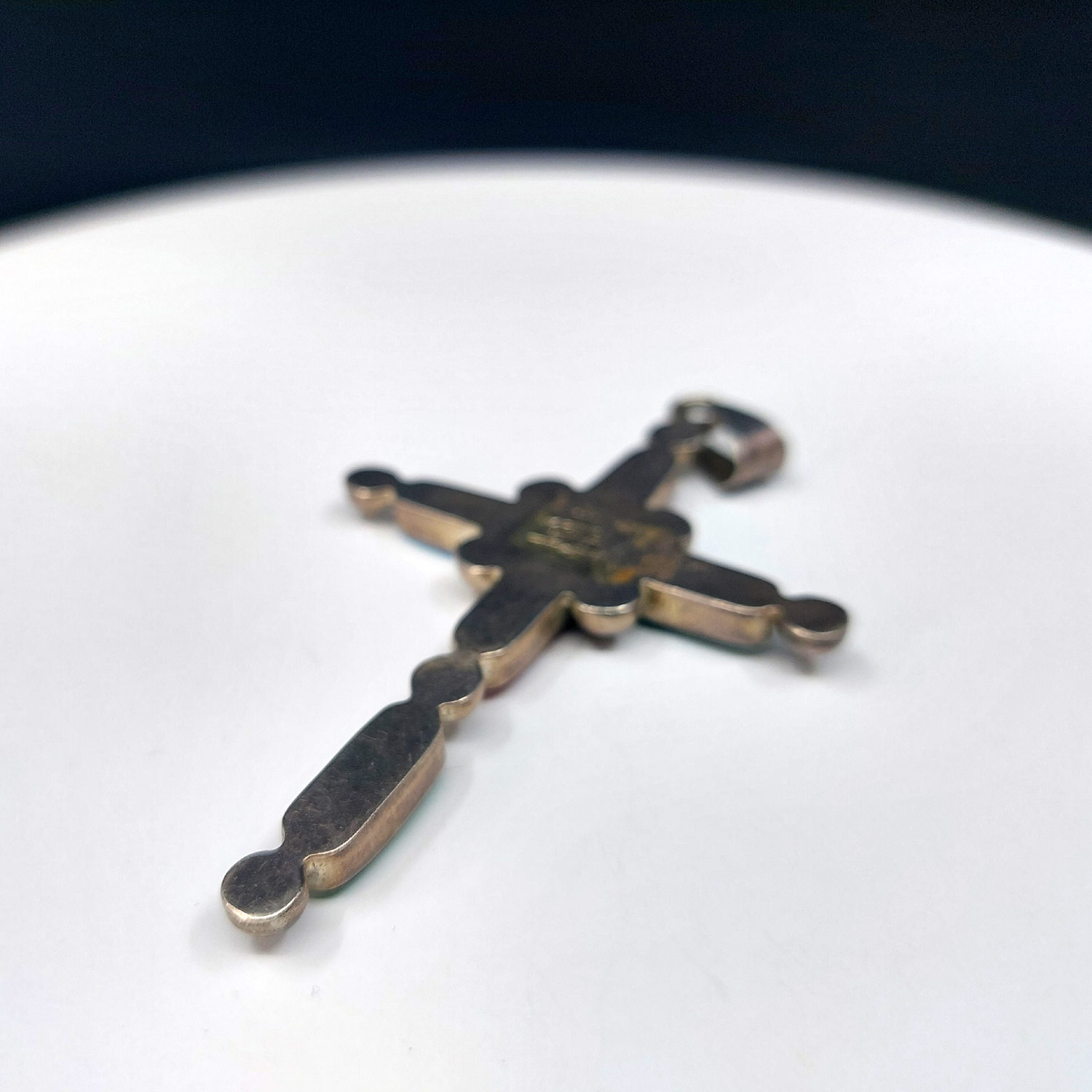 Stříbrný závěs ve tvaru kříže s drahými kameny, Taxco, Mexiko