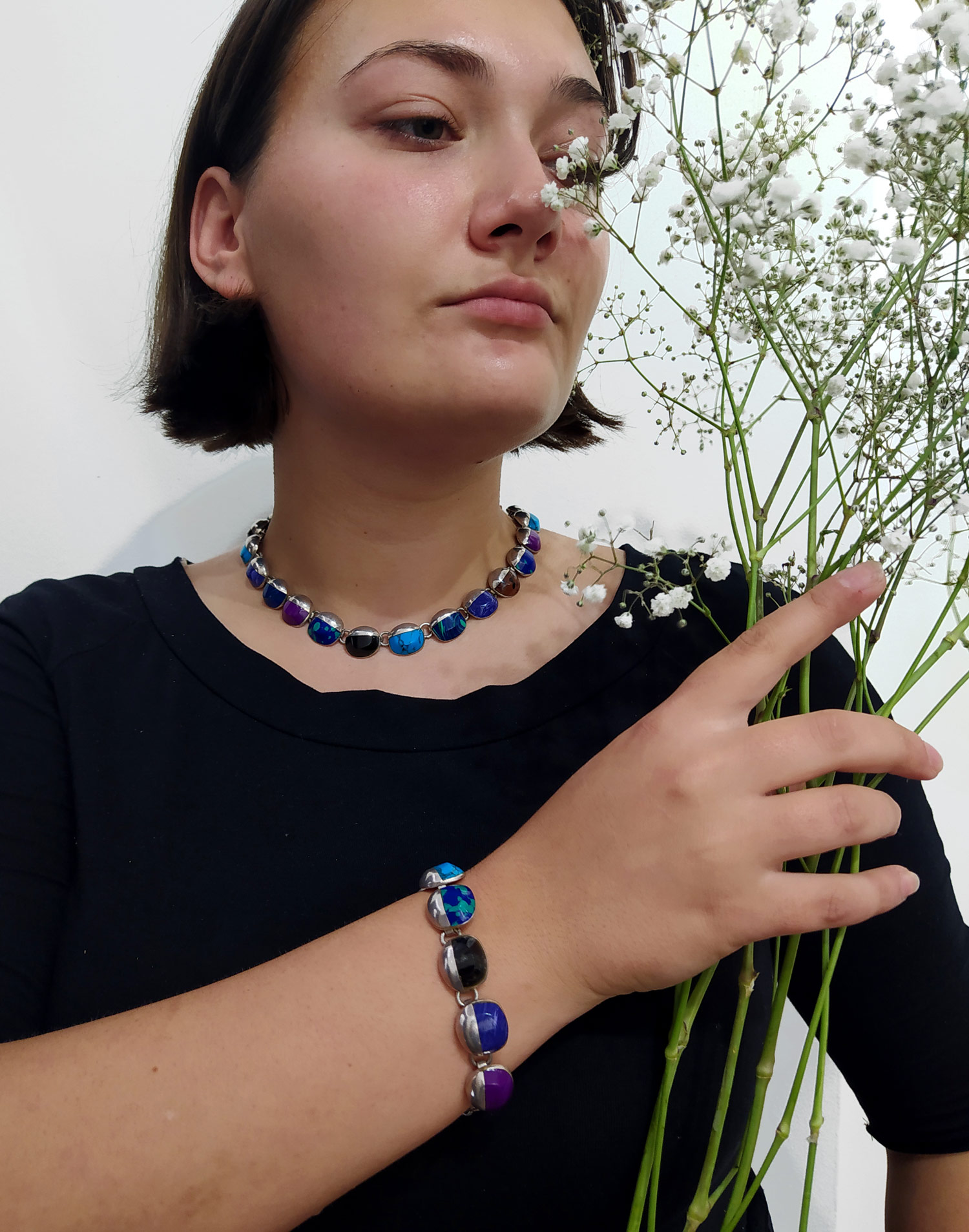 Stříbrný náhrdelník s tyrkysy, onyxy, sodality, jaspisy aj, Mexiko