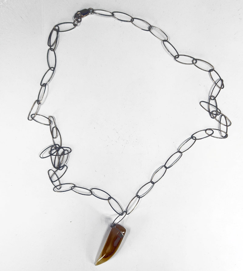 Stříbrný náhrdelník s přívěskem ve tvaru zubu z achátu