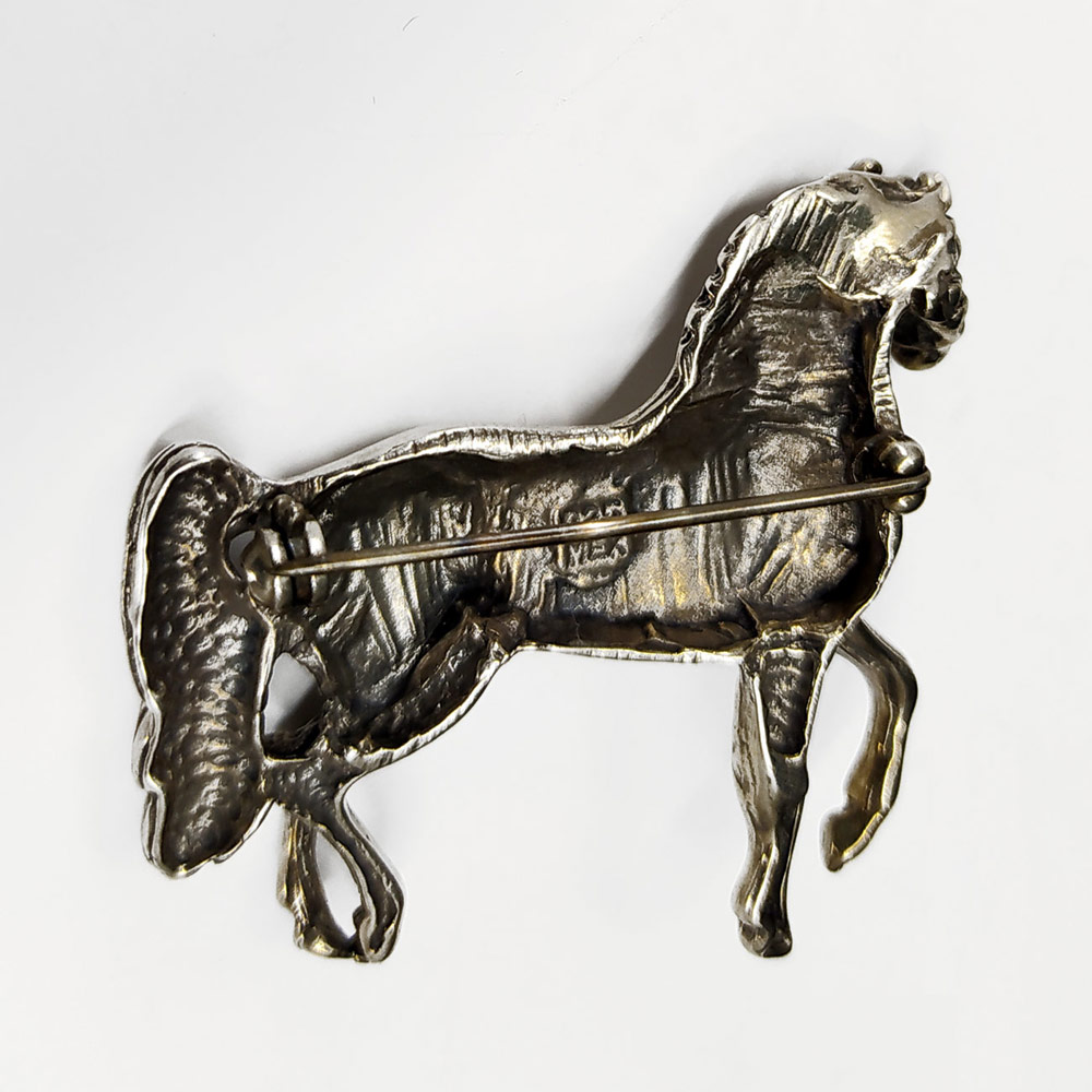 Stříbrný přívěsek i brož ve tvaru koně s řetízkem, Mexiko