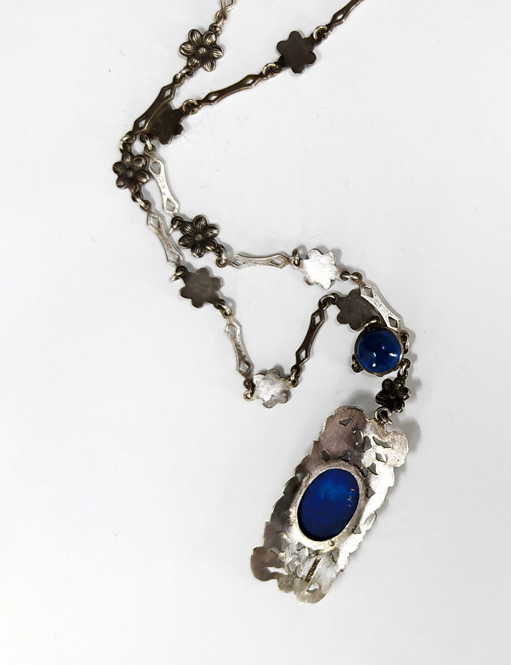 Stříbrný náhrdelník s lapis lazuli s květinovým dekorem