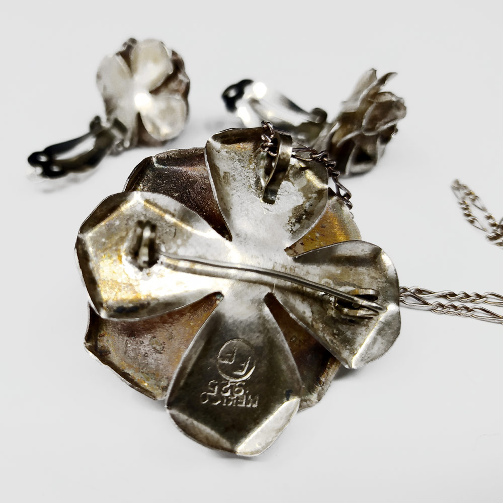 Sada stříbrných šperků s motivem růže, přívěsek (brož) s řetízkem a náušnice, Mexiko