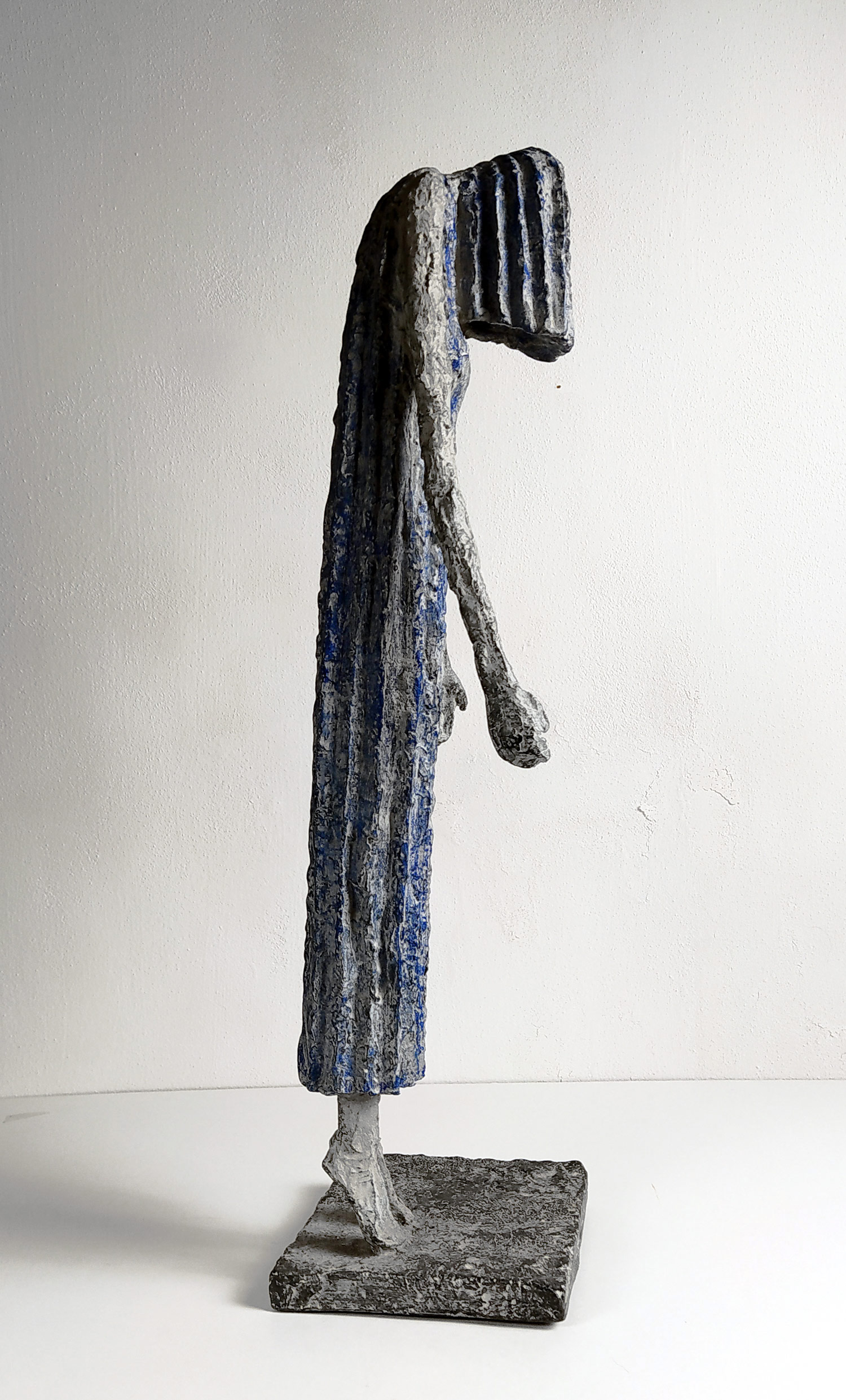 Zoubek Olbram – Žena v prázdnu, olověná socha, výška 53,3 cm, 1990