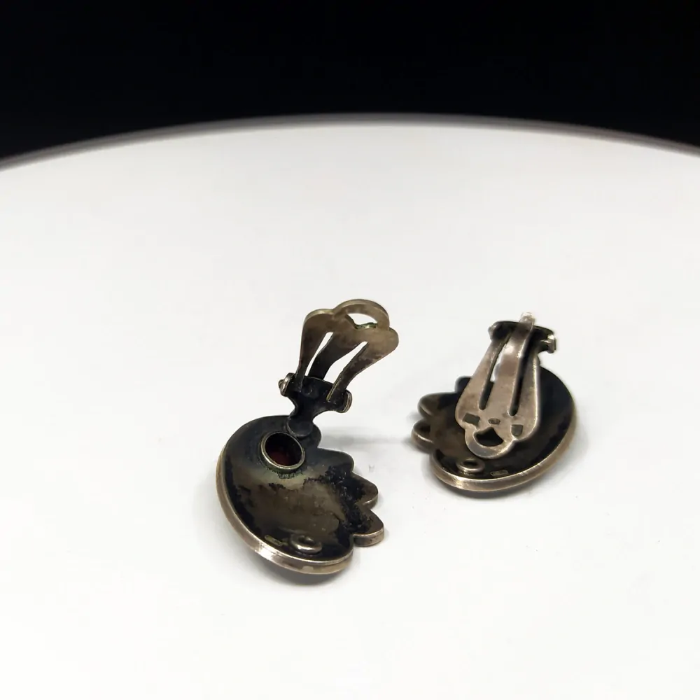 Stříbrné náušnice osazené granáty – klips