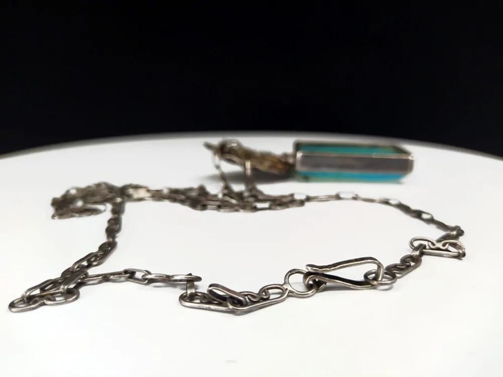 Kinetický stříbrný přívěsek s achátem s rostlinným motivem na řetízku