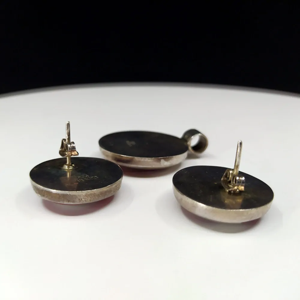 Stříbrná souprava se vsazeným červeným kamenem - náušnice a přívěsek