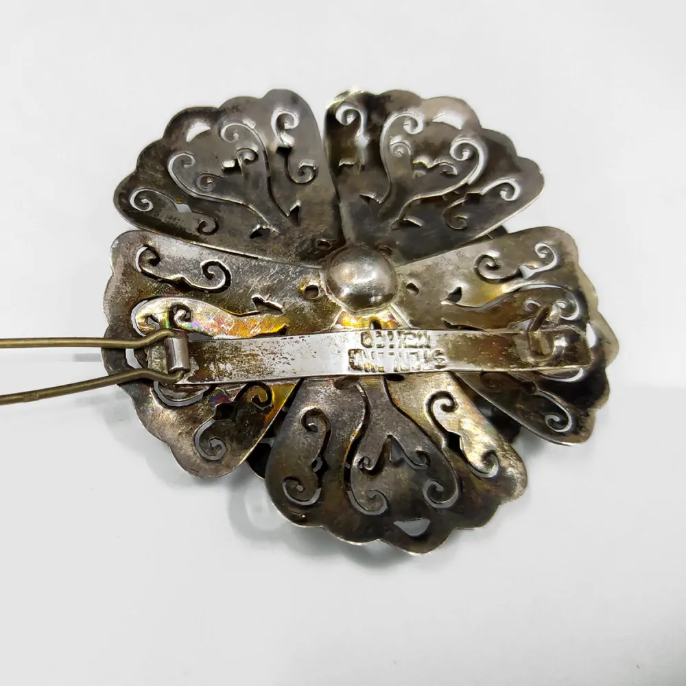 Stříbrná spona ve tvaru granátového jablka – Mexiko