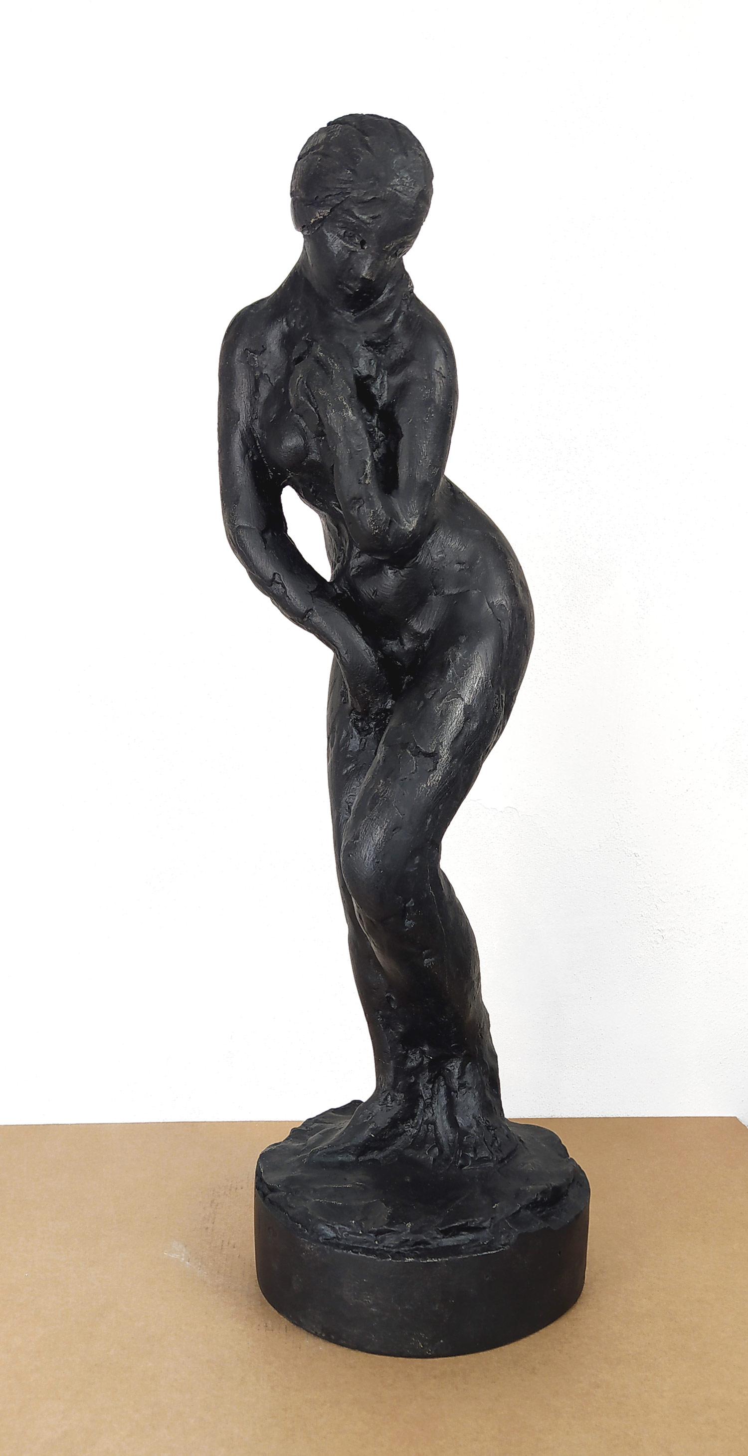 Martínek Ladislav – Stojící dívka, figurální plastika, patinovaná sádra, signováno v podstavci, 1980