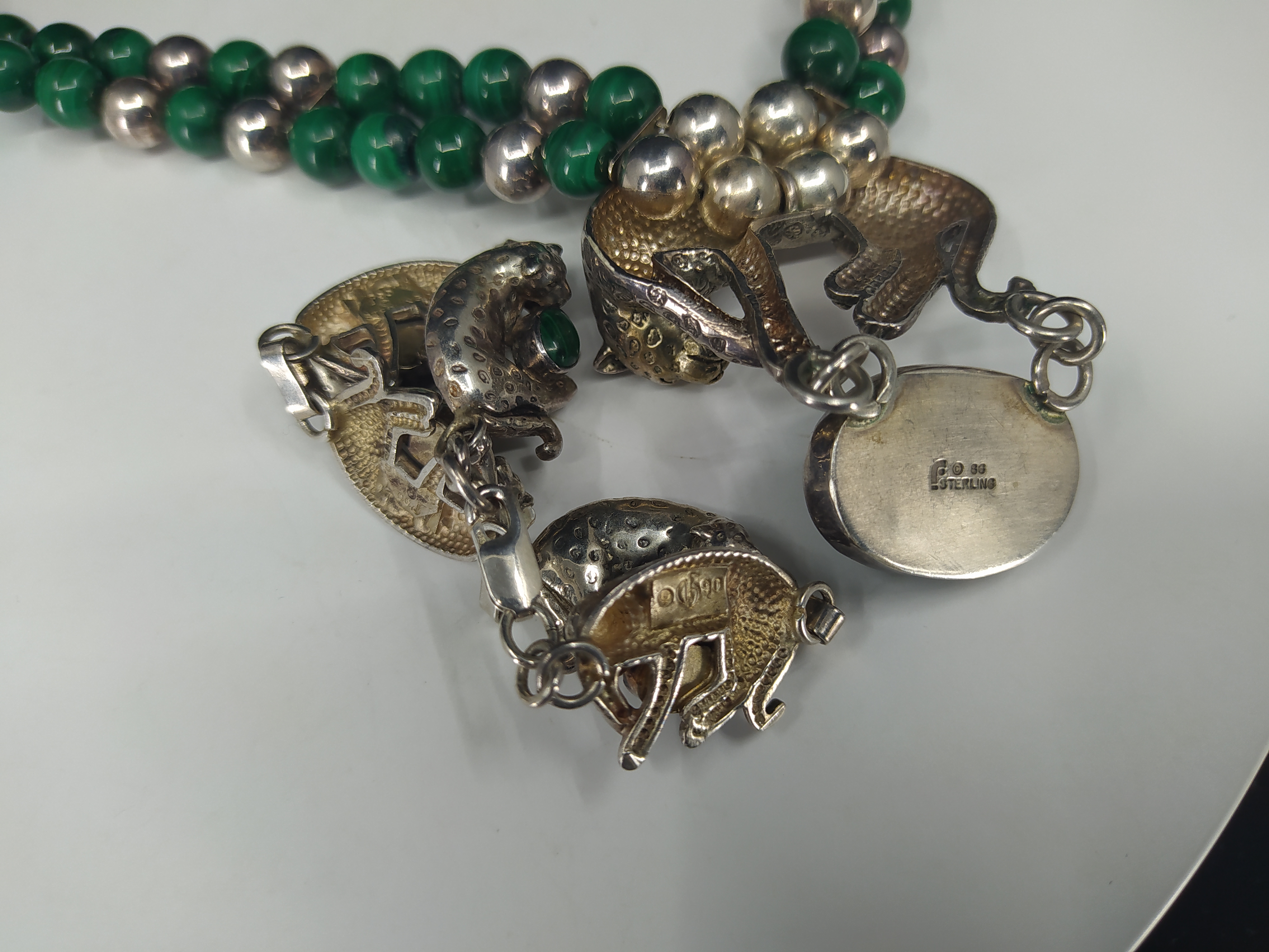 Stříbrný náhrdelník, náramek a náušnice s malachity s motivem Leoparda, Evropa