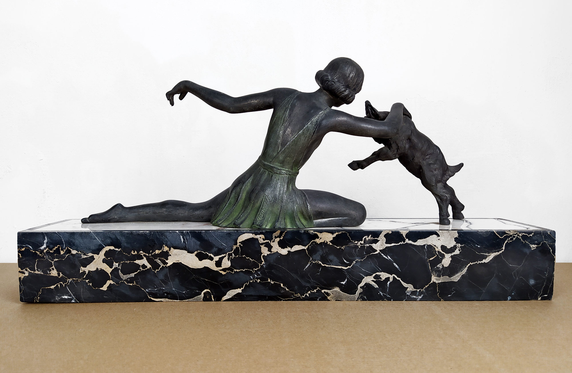 Limousin Jacques – Art deco, Dívka s kůzletem, patinovaný bronz na mramorovém podstavci, ca 1920