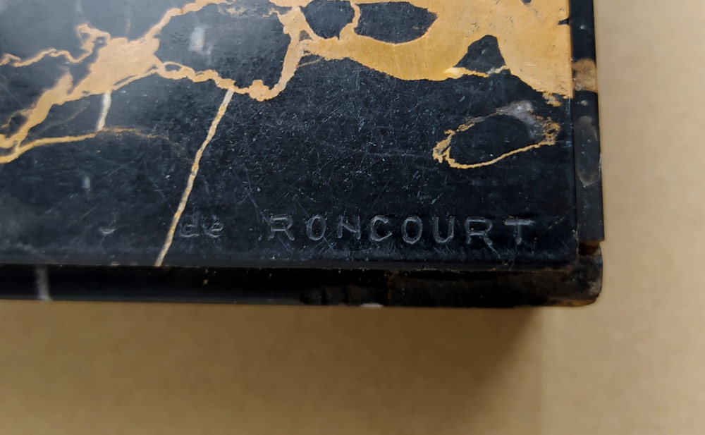 Roncourt, Jean de – Lovec, bronzová socha na mramorovém podstavci, ca 1930