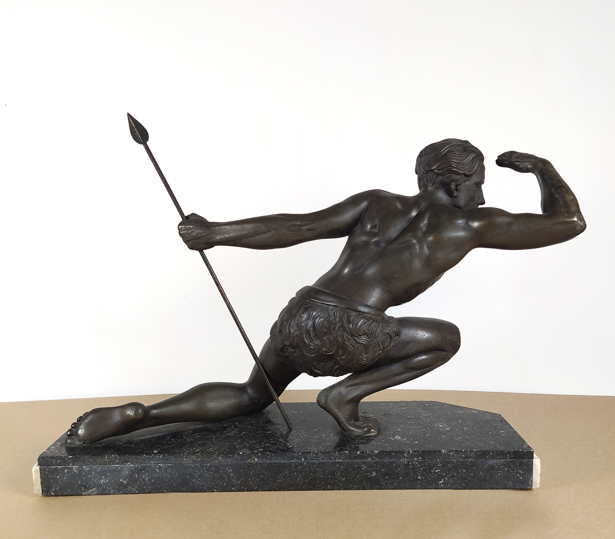 Roncourt Jean de – Lovec, bronzová socha na mramorovém podstavci, ca 1930