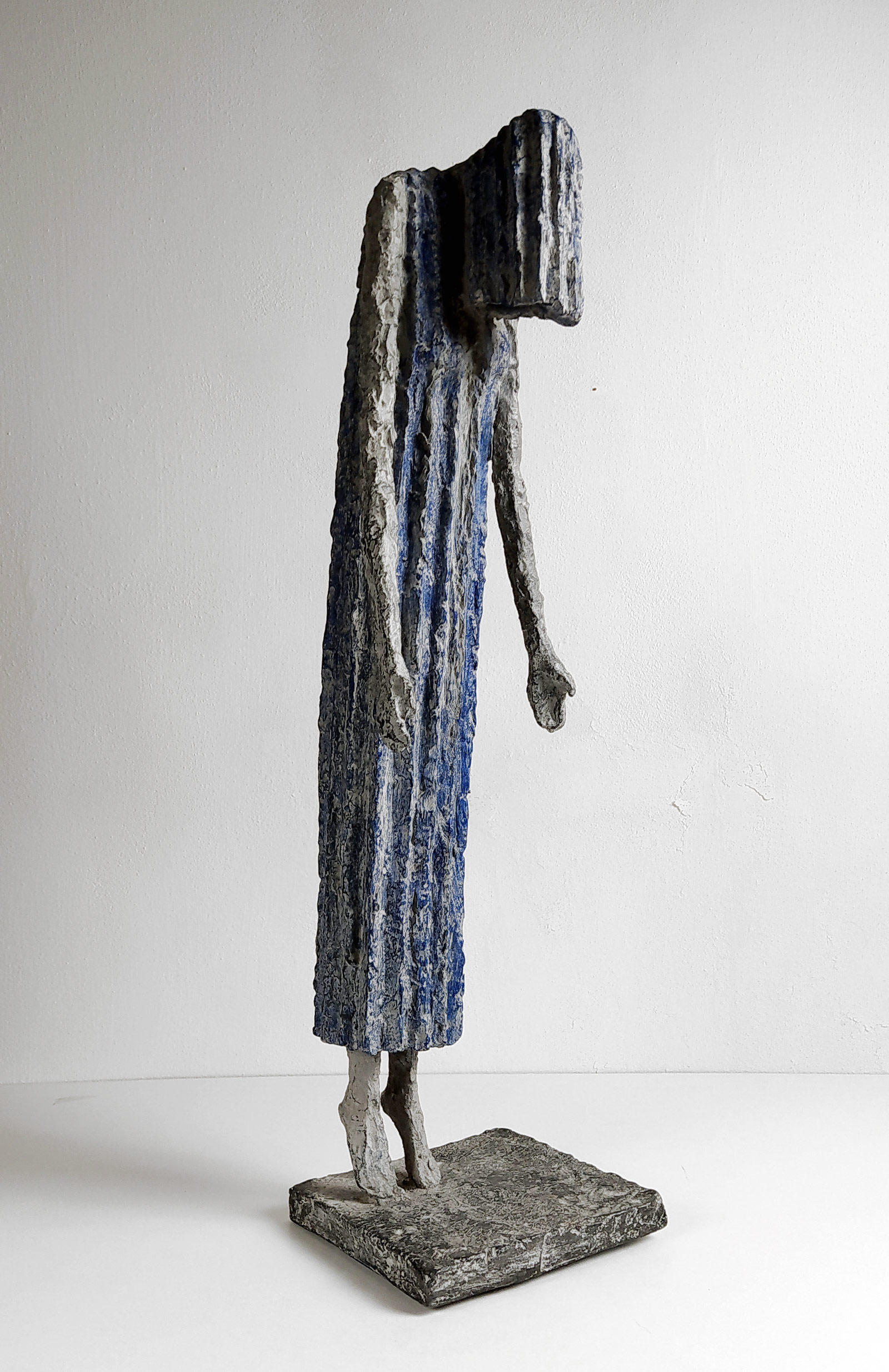 Zoubek Olbram – Žena v prázdnu, olověná socha, výška 53,3 cm, 1990