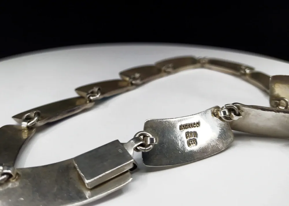 Stříbrný článkový náhrdelník s onyxem, tyrkysem, malachitem, azuritem a fialovým kamenem – Mexico