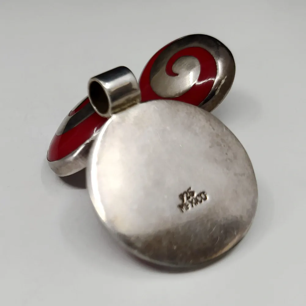 Stříbrná souprava se vsazeným červeným kamenem - náušnice a přívěsek