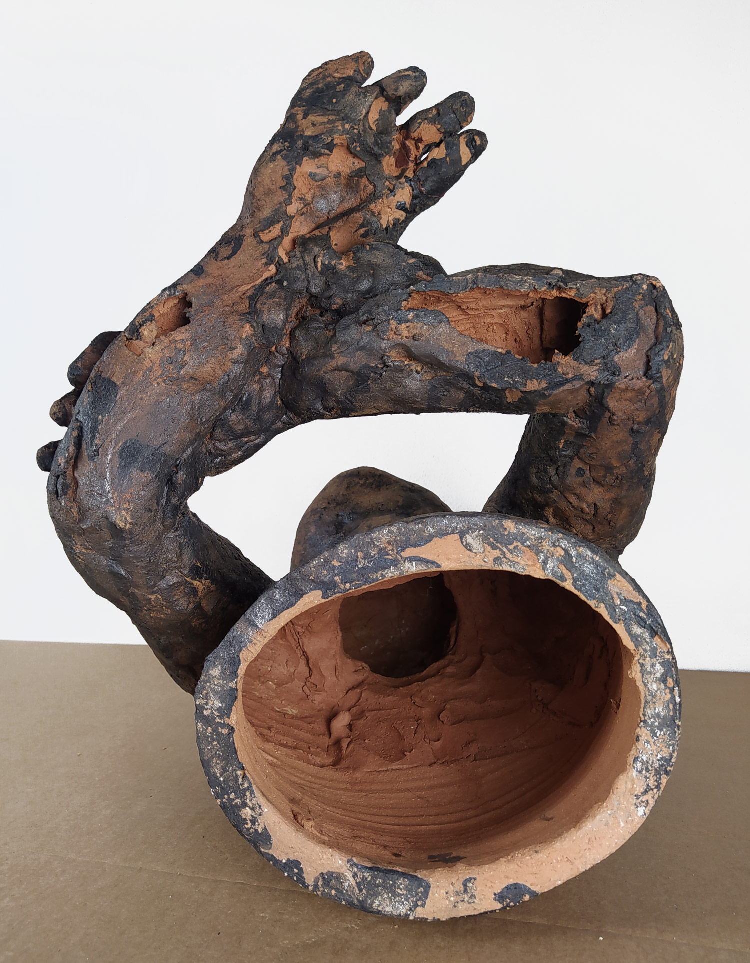 Purkrábková Hana – Udivenec, patinovaná šamotová hlína, výška 41 cm, ca 2000