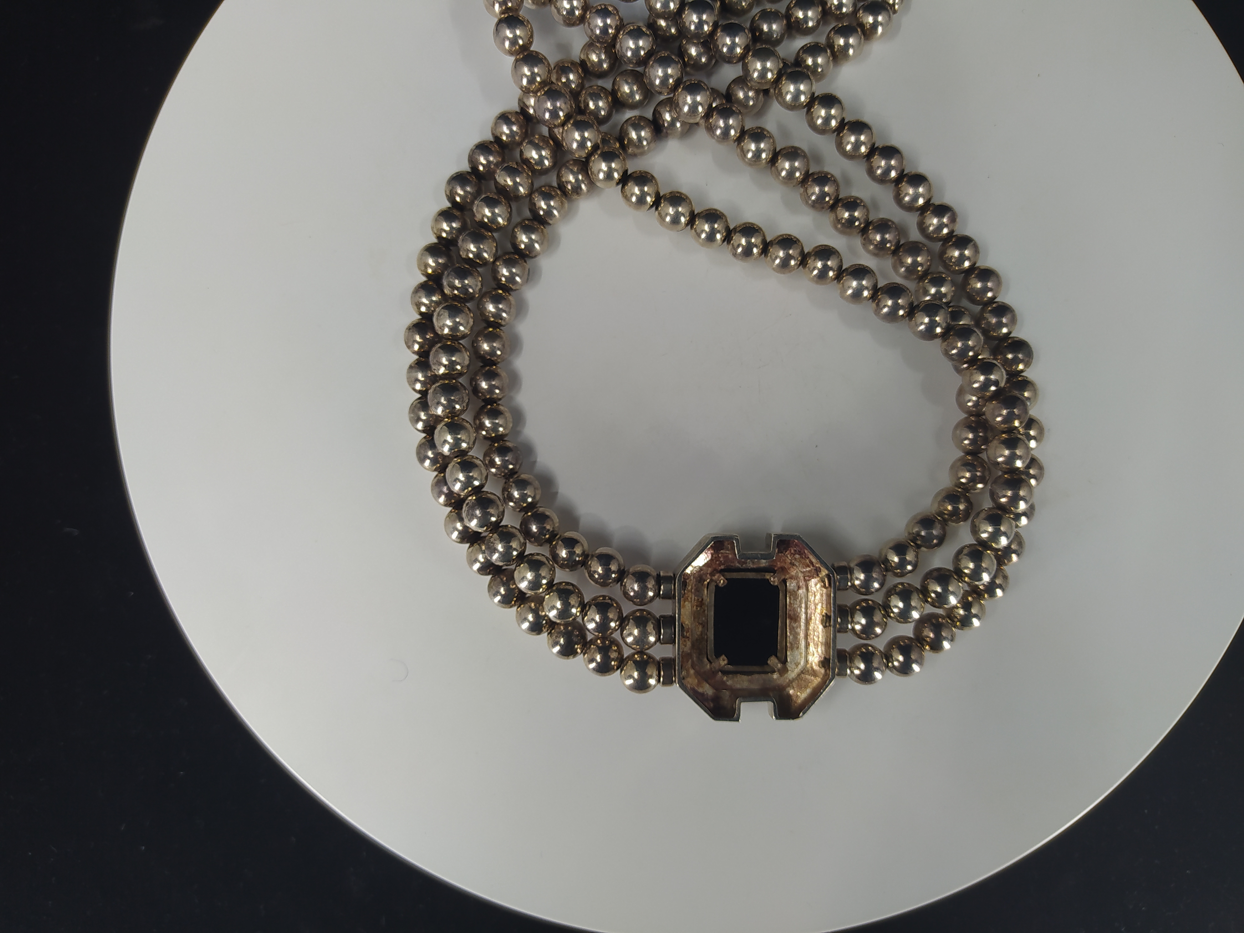 Výrazný stříbrný trojřadý náhrdelník s kamenem, Evropa