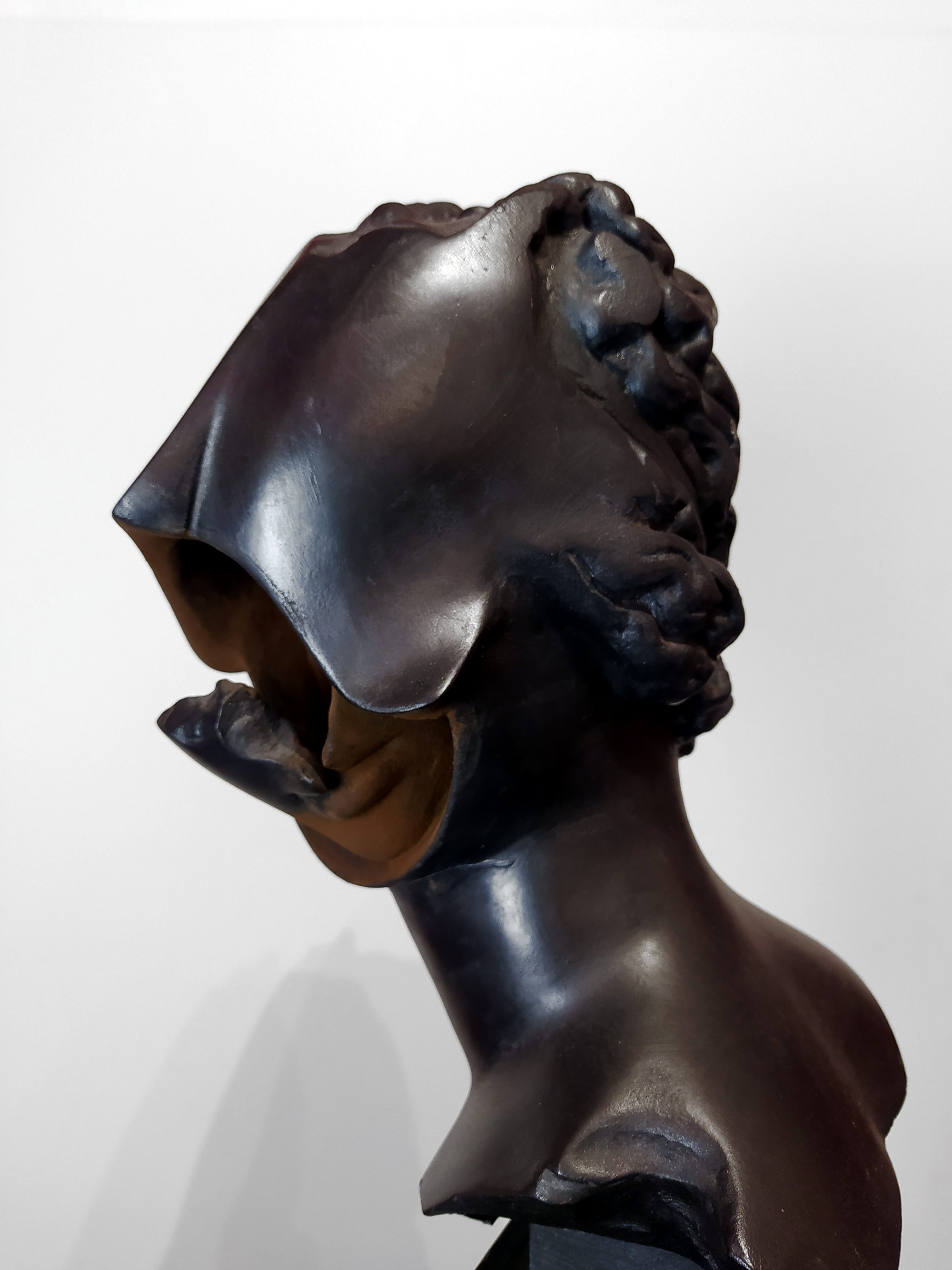 Ladocha Jiří – Hlava, patinovaná keramika, dřevo, celková výška 180 cm, nedatováno