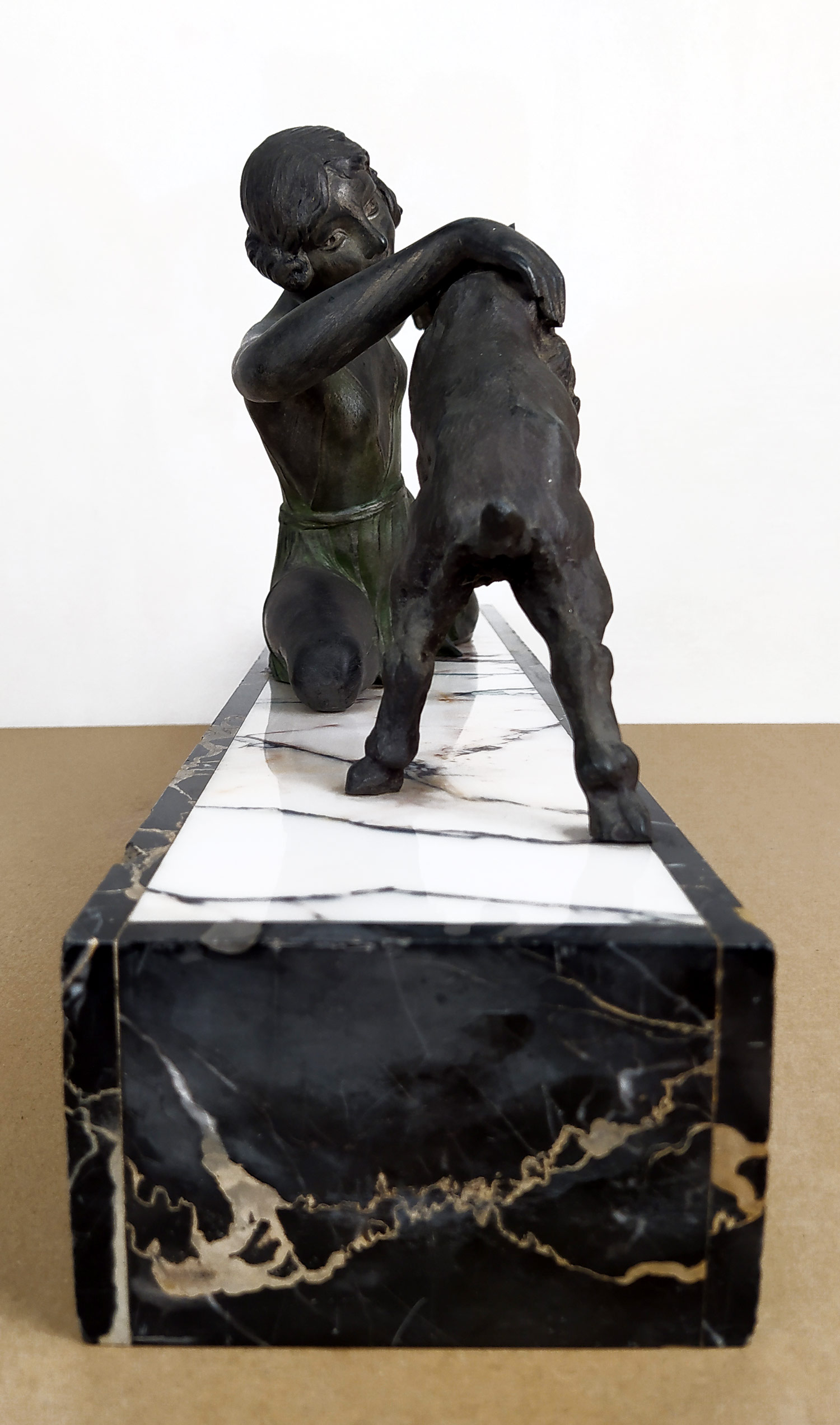 Limousin Jacques – Art deco, Dívka s kůzletem, patinovaný bronz na mramorovém podstavci, ca 1920