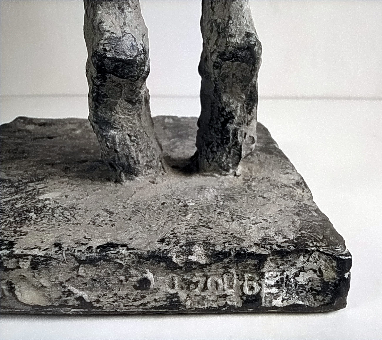 Zoubek Olbram – Žena v prázdnu, olověná socha, výška 53,3 cm, 1990