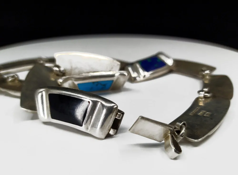 Stříbrný článkový náhrdelník s onyxem, tyrkysem, malachitem, azuritem a fialovým kamenem – Mexico