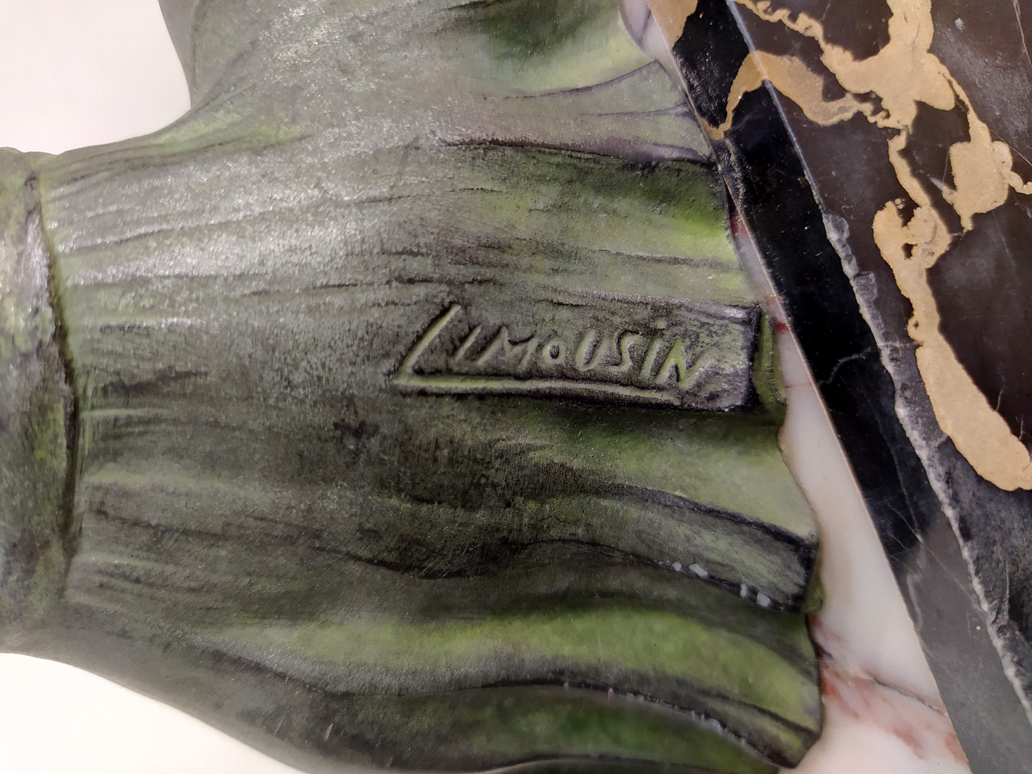 Limousin Jacques – Art deco, Dívka s kůzletem, patinovaný bronz na mramorovém podstavci, ca 1920