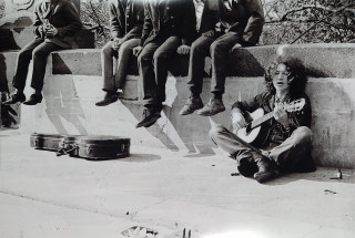 Rysová Hana – Jaroslav Hutka na Karlově mostě, velkoformátová autorská fotografie, 1967