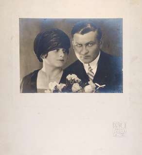 Drtikol František – Svatební bromostříbrná fotografie malíře Františka Antonína Jelínka s chotí, 1927