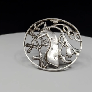 Stříbrná prořezávaná brož se stylizovaným jelenem ve stylu Art deca